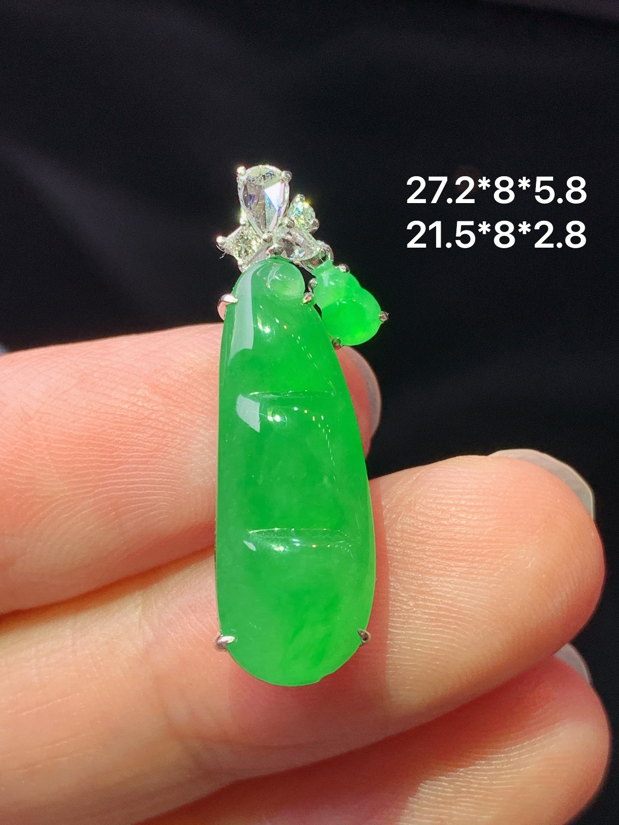 18k金钻镶嵌阳绿四季豆吊坠 玉质细腻 色泽艳丽清新 水润亮眼 整体尺寸27.2*8*5.8 m3