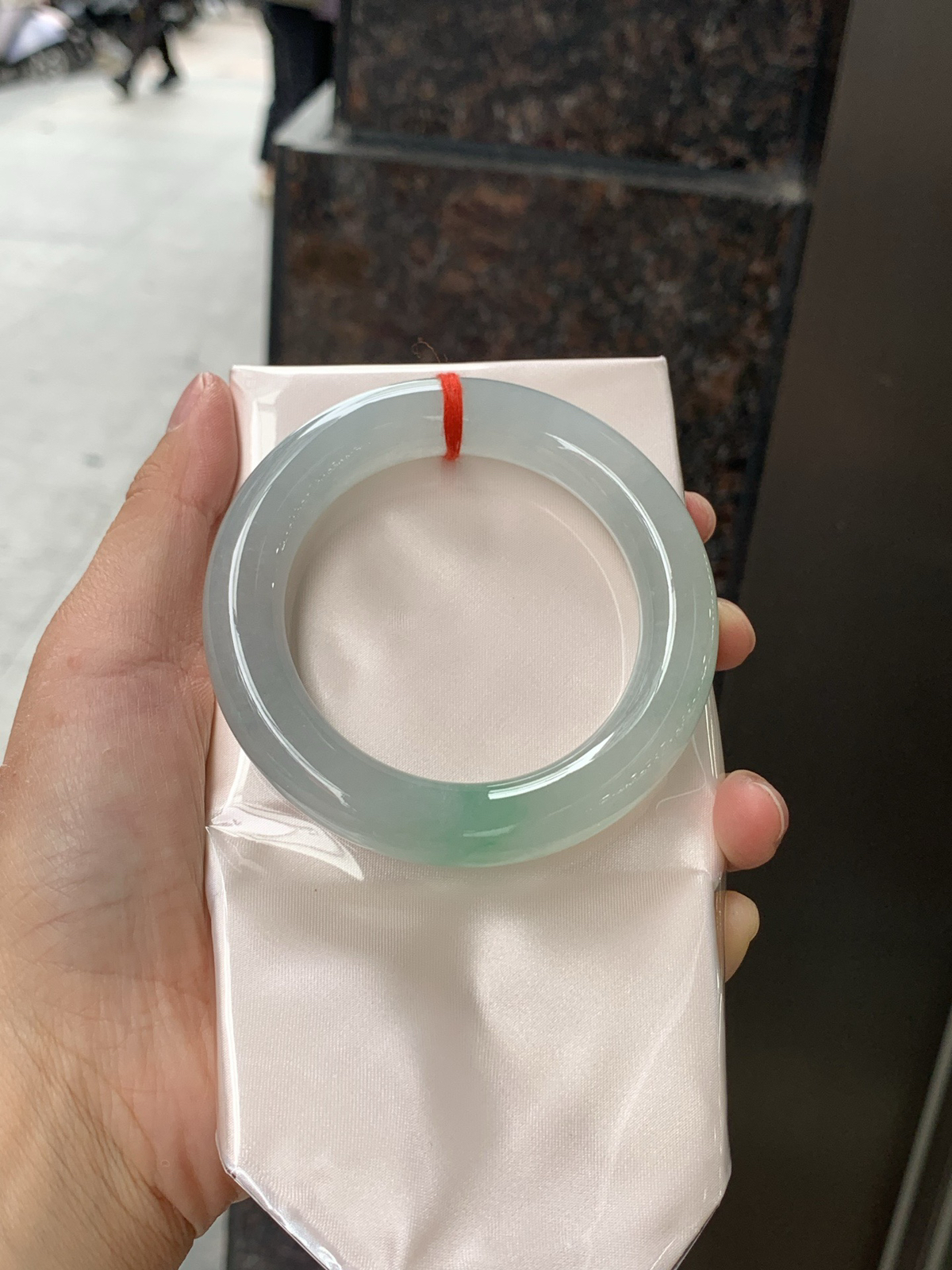 冰飘绿胖圆条，0504-N625，打灯细纹，不影响，底妆冰润，一节阳绿花点缀，简约却充满灵气，清新如芽，宛若自然的画卷凝结于腕间，静中带动，韵味悠长..