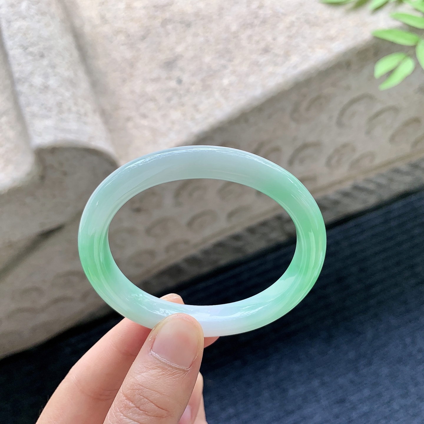 细糯飘绿，水润，种老，细腻，无裂