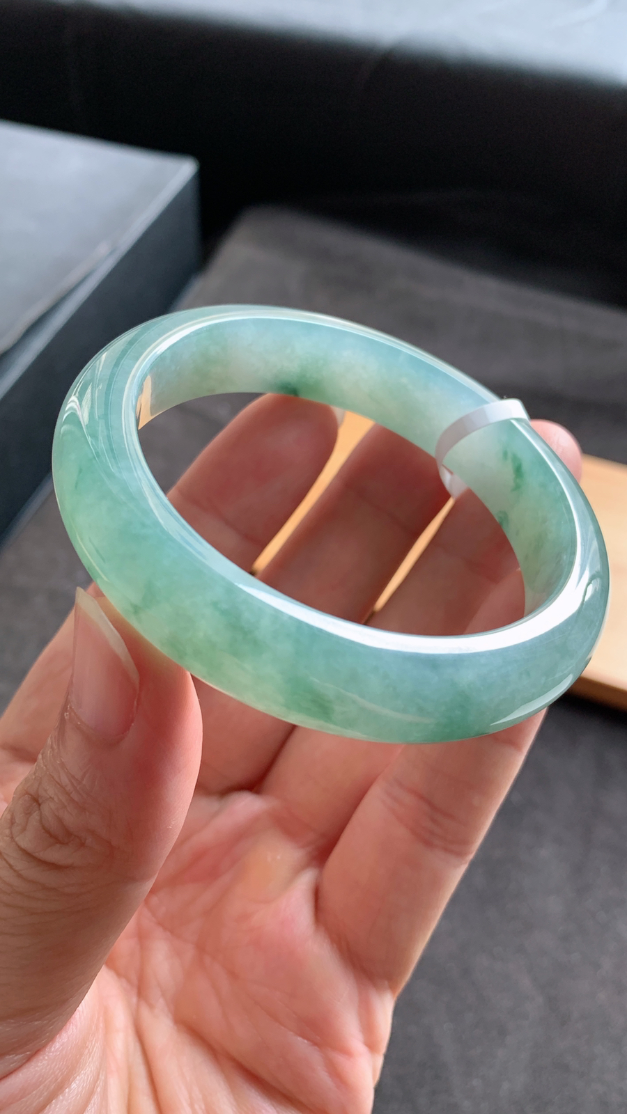 53圈口 天然A货翡翠飘花手镯 种水好 花色灵动