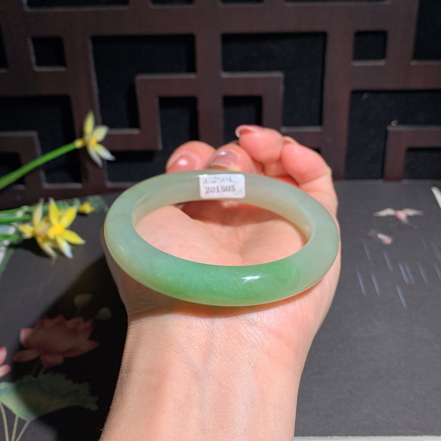 和田玉56.5圈口翠青手镯！玉质细腻油润 底色纯净 无纹裂 脂粉好，品质高