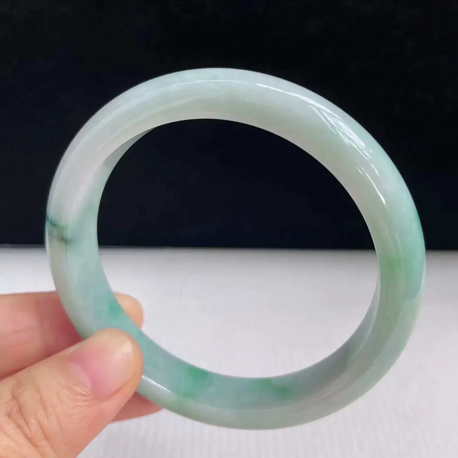 55mm自然光拍摄天然翡翠A货飘绿好种水正圈手镯 43.34克