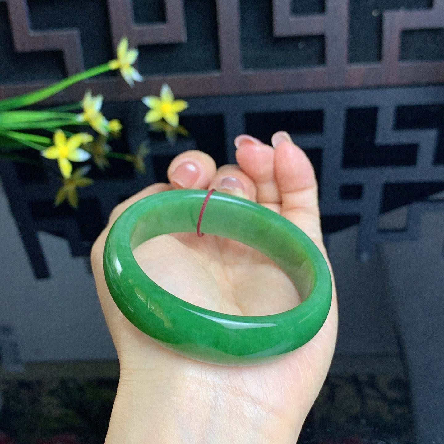 和田玉碧玉56圈口阳绿色宽条碧玉手镯！玉质细腻油润 底色纯净 无裂无杂 脂粉好，品质高。