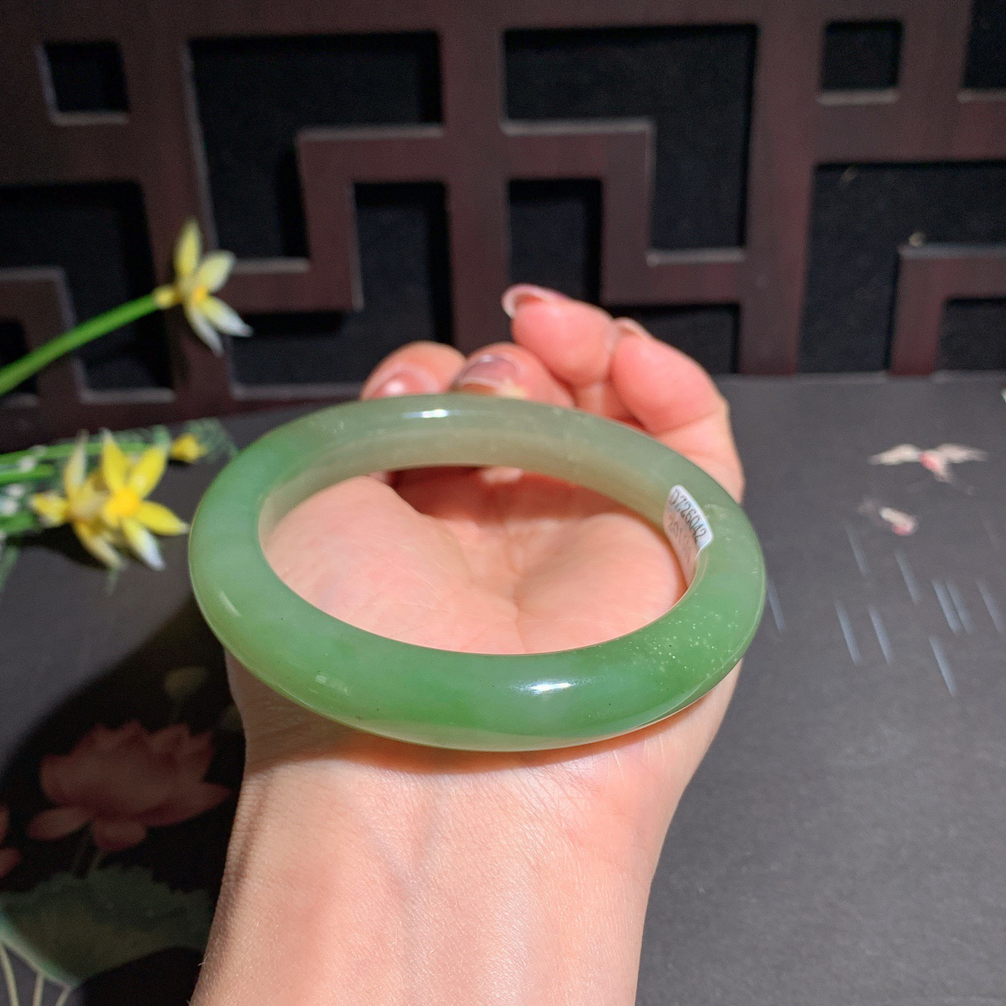 和田玉59圈口翠青手镯！玉质细腻油润 底色纯净 无纹裂 脂粉好，品质高