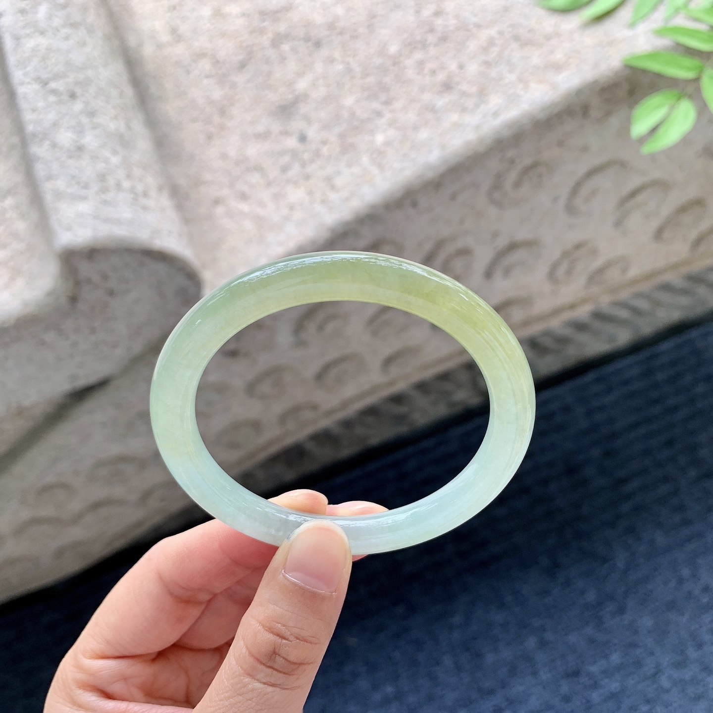 圆条53 54【圈口】54.2/7.4/7.9【编码】AD051103【描述】糯冰黄翡，水润，种老，细腻，无裂