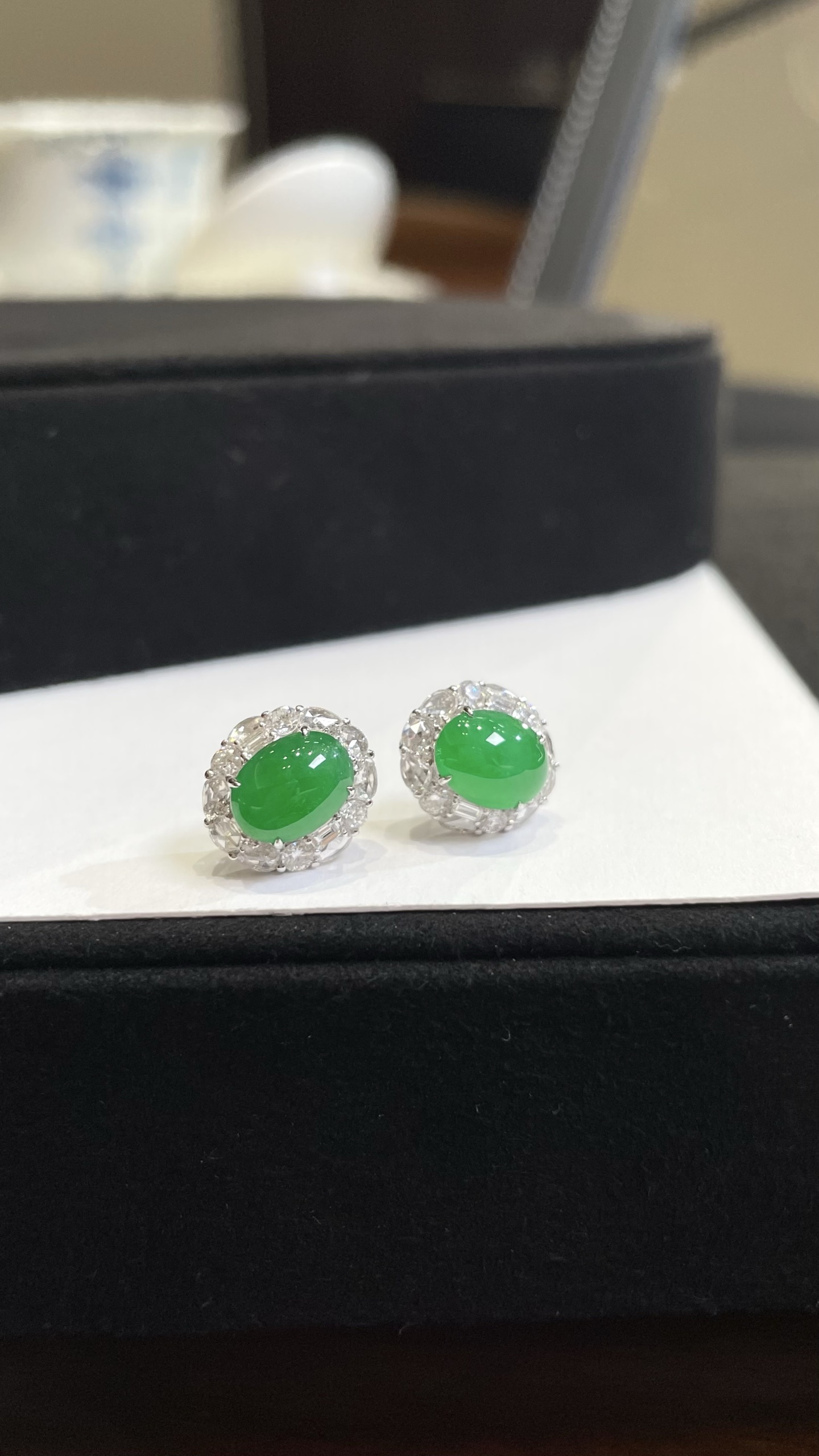  阳绿蛋面耳钉 · 轻奢高品质美物 18K · 整：11.3*10.3*7.6mm 裸：7.8*6