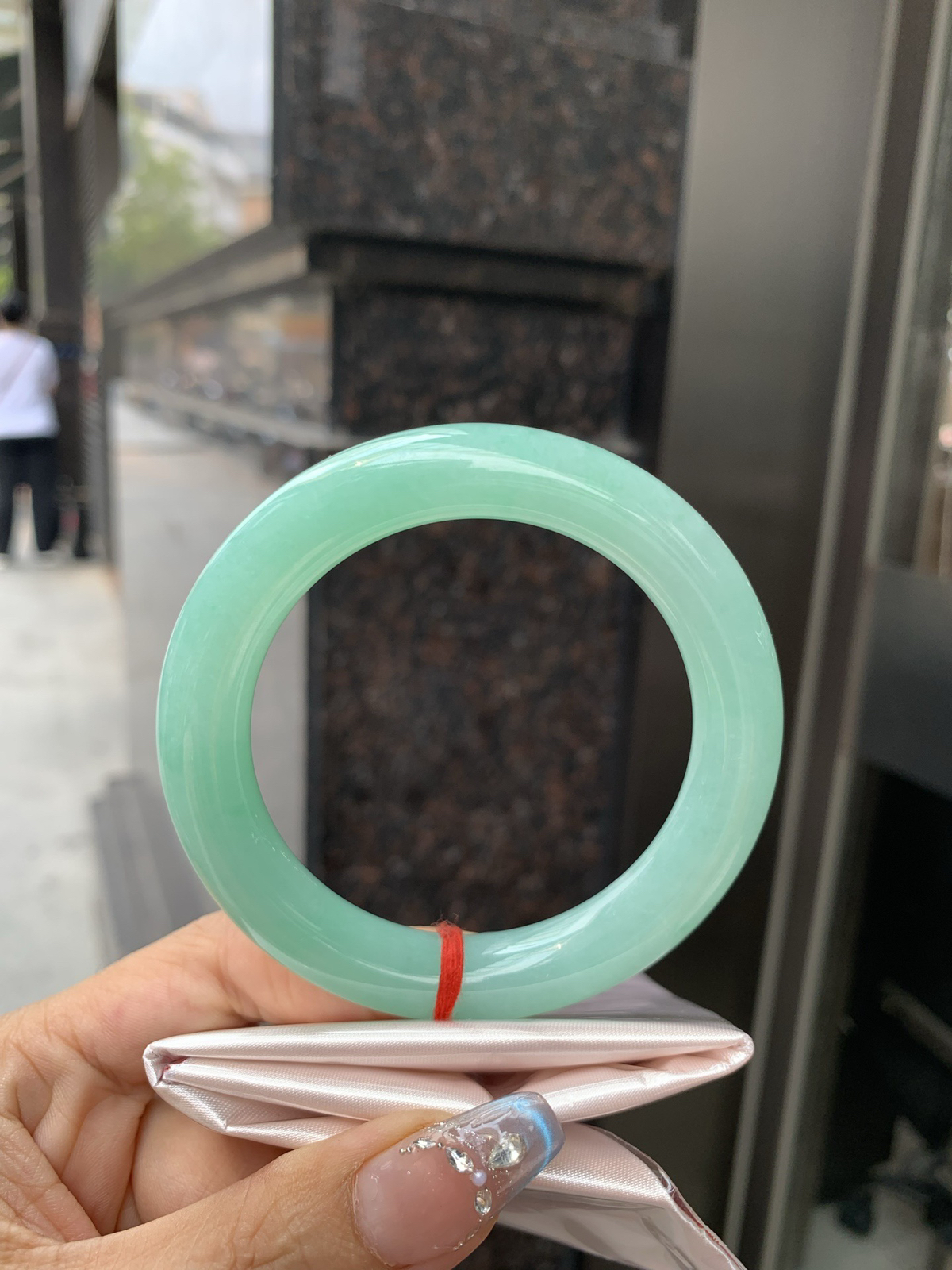 满果绿圆条，0415-66-017U4W，底妆水润，宛如新鲜的青苹果，充满了生机与活力，满圈底色均匀，上手显白显气质，折射出迷人的光芒..