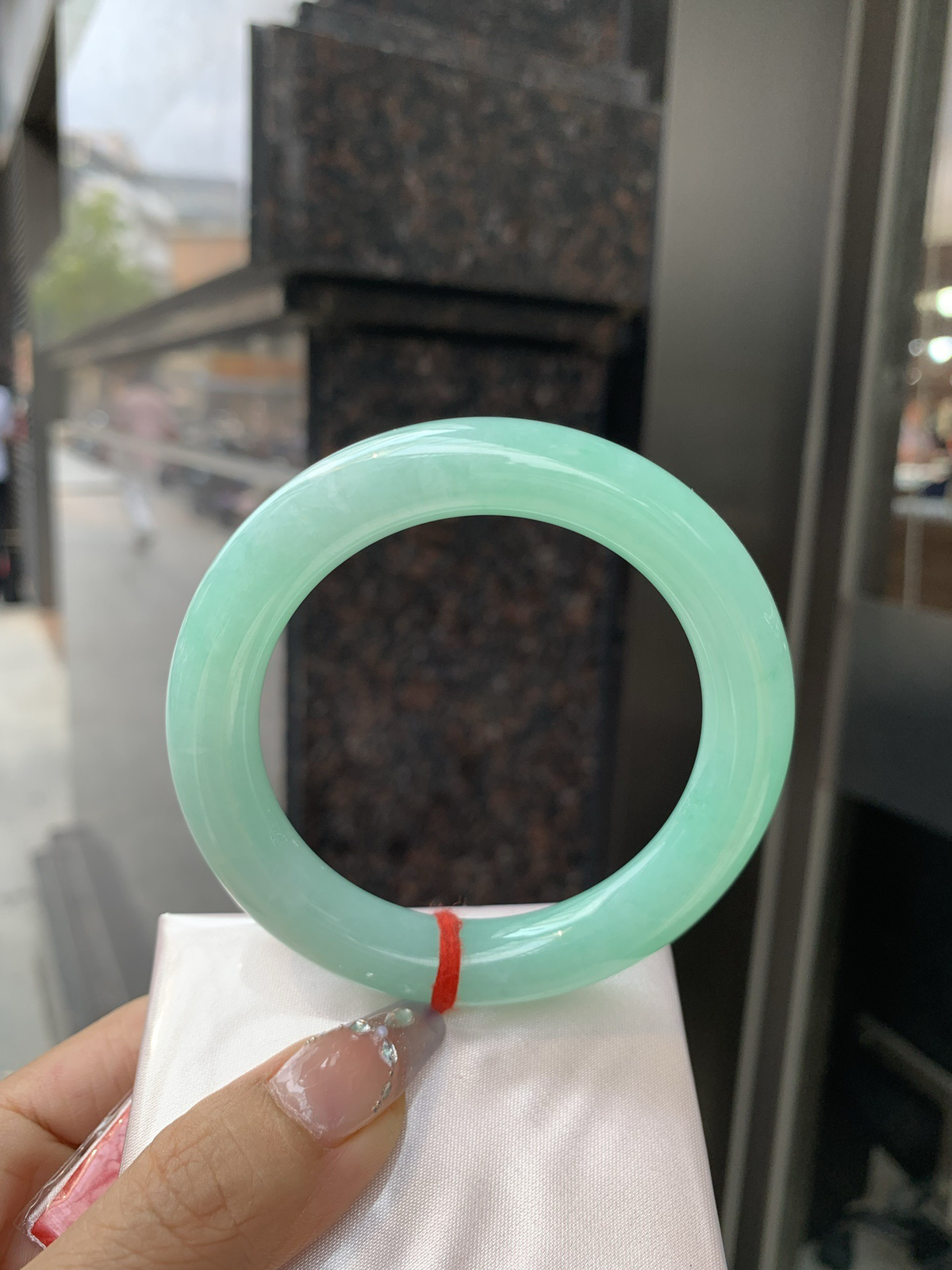 满果绿圆条，0415-66-017U4W，底妆水润，宛如新鲜的青苹果，充满了生机与活力，满圈底色均匀，上手显白显气质，折射出迷人的光芒..
