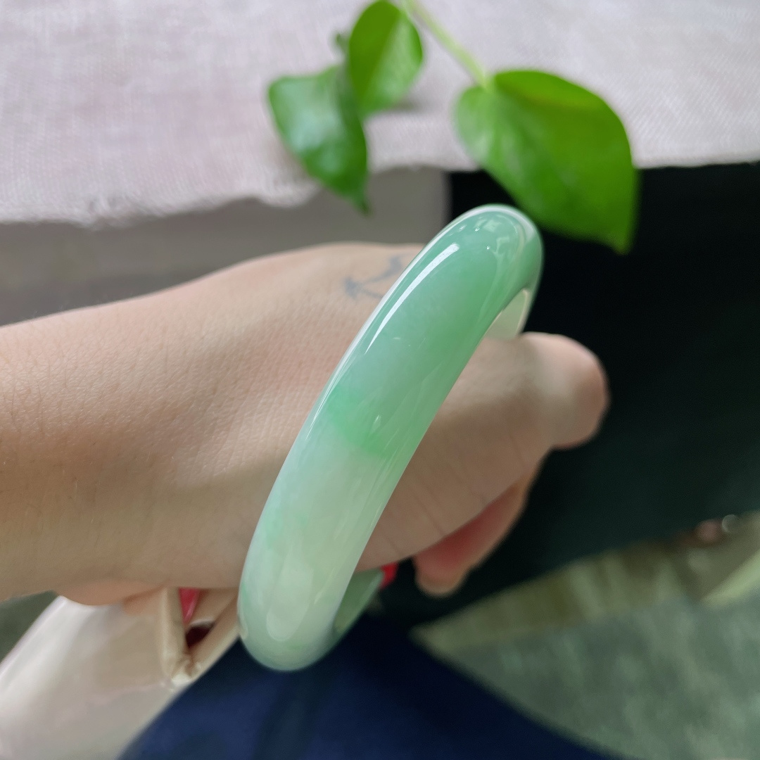 绿底正圈，水润细腻，婉间温柔，大方，有纹 ss52482a