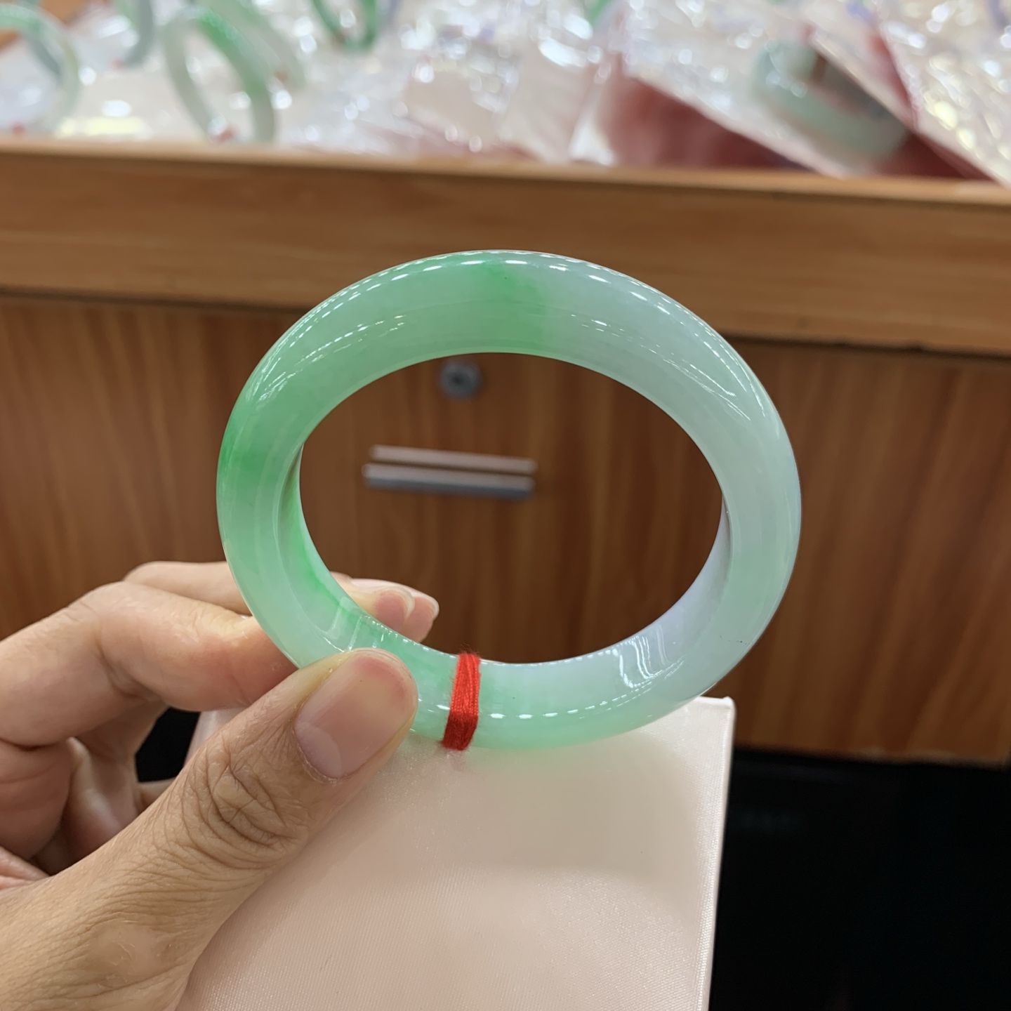 050901JJ 飘绿半山水正圈翡翠手镯 55-12.4-8.7