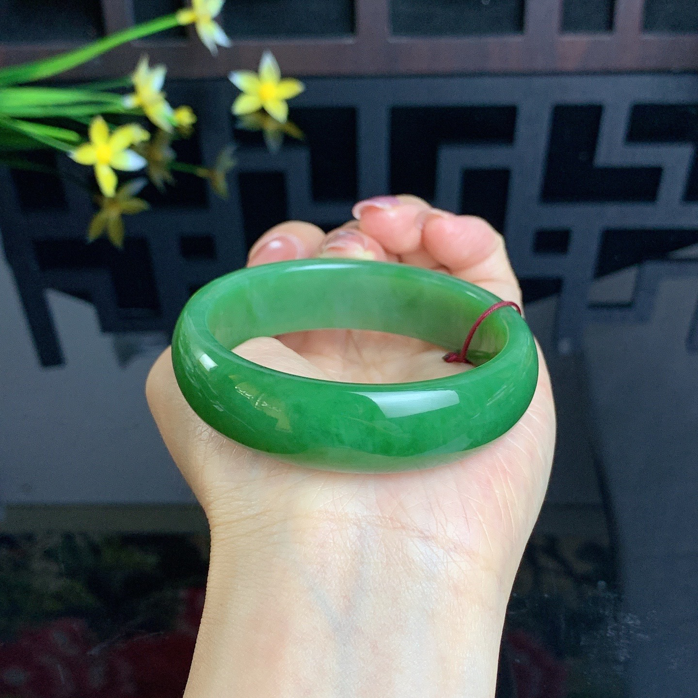 和田玉碧玉56圈口阳绿色宽条碧玉手镯！玉质细腻油润 底色纯净 无裂无杂 脂粉好，品质高。