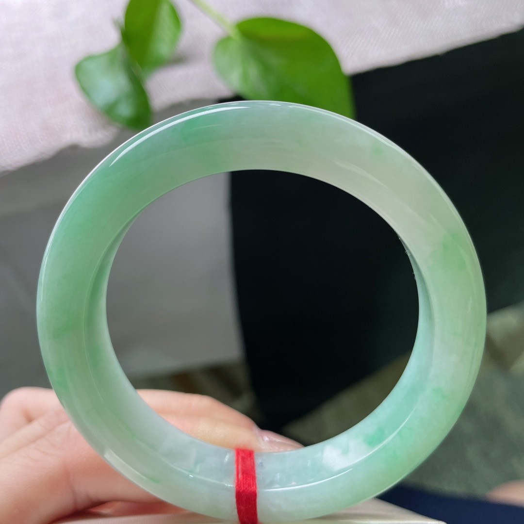 绿底正圈，水润细腻，婉间温柔，大方，有纹 ss52482a