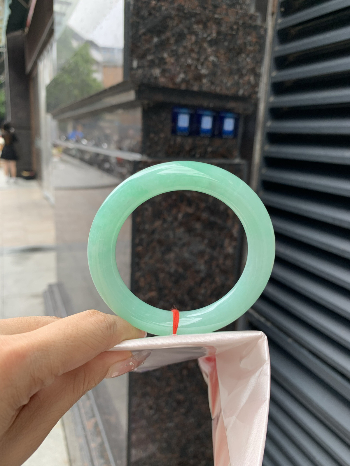 满果绿圆条，打灯细纹，底妆水润，宛如新鲜的青苹果，充满了生机与活力，满圈底色均匀，上手显白显气质，折射出迷人的光芒..