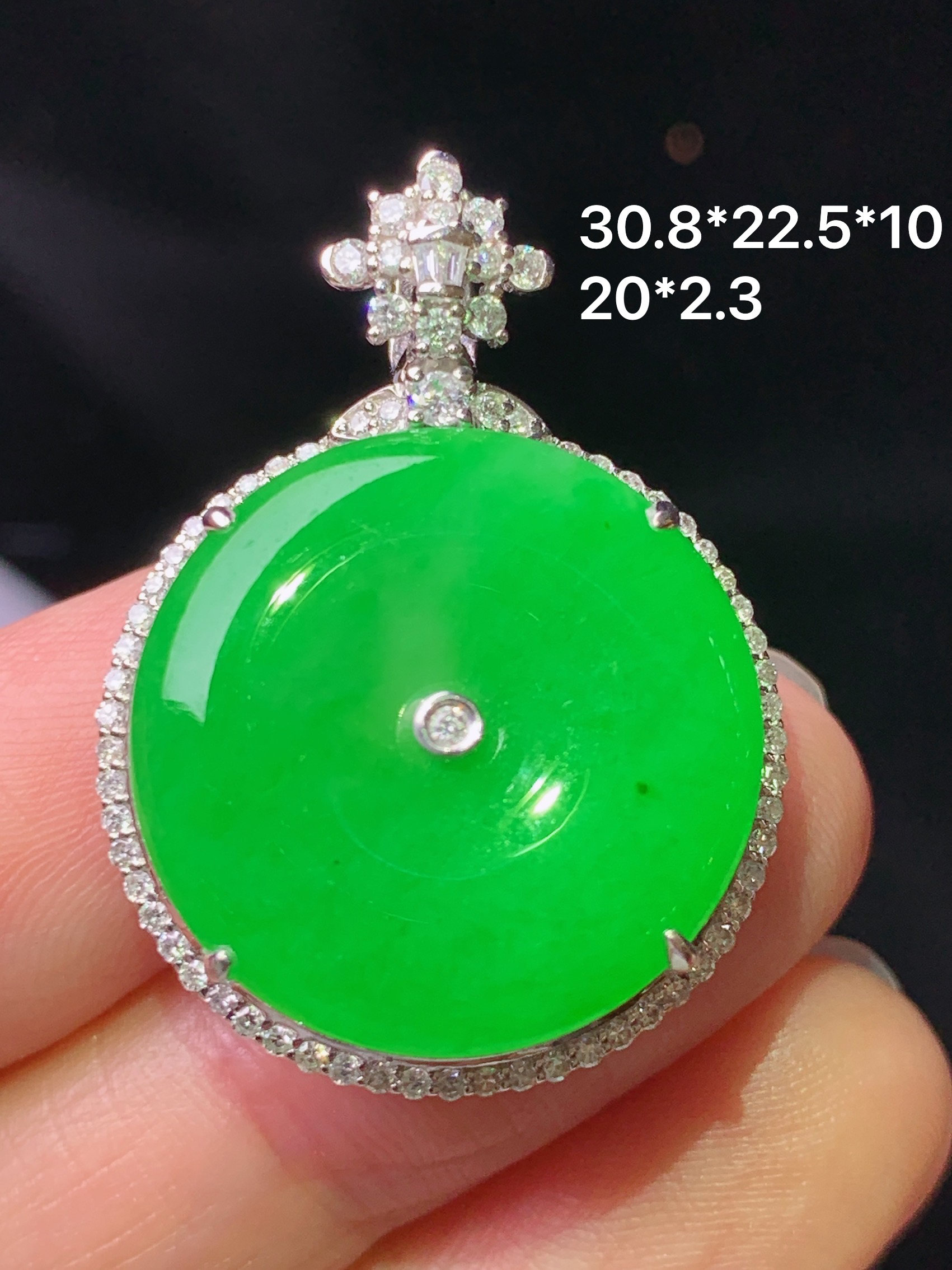 18k金钻镶嵌满绿平安扣吊坠 玉质细腻 色泽艳丽清新 水润亮眼 整体尺寸30.8*22.5*10 L2