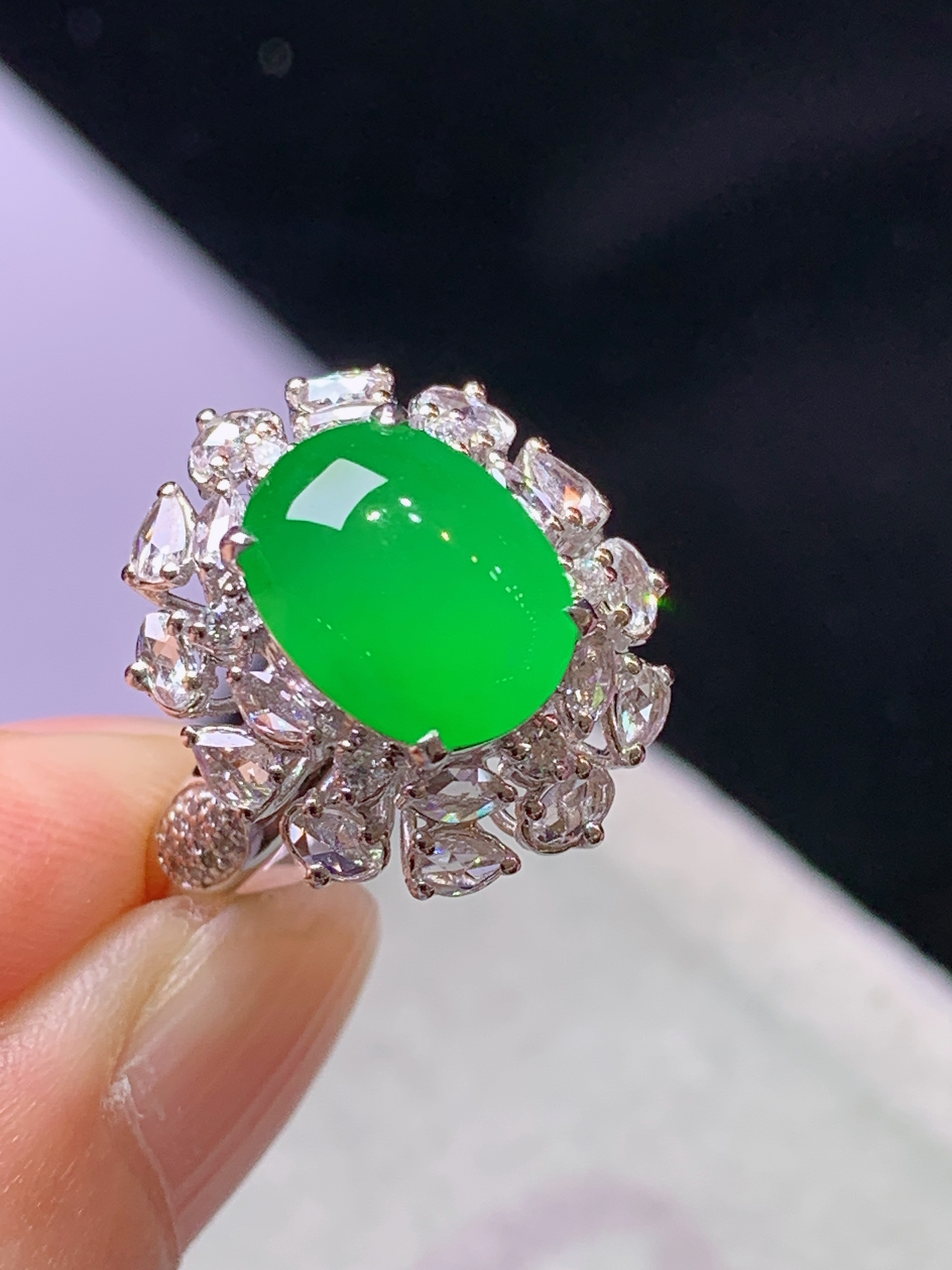18k金钻镶嵌冰阳绿蛋面戒指 玉质细腻 色泽艳丽清新 水润亮眼 圈口14 整体尺寸18*15*11.