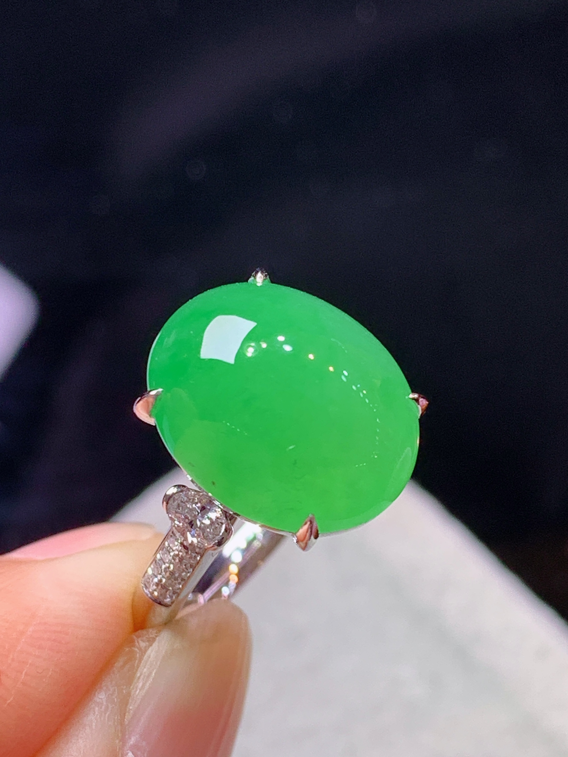 18k金钻镶嵌冰阳绿蛋面戒指 玉质细腻 色泽艳丽清新 水润亮眼 圈口14 整体尺寸13.8*11*1