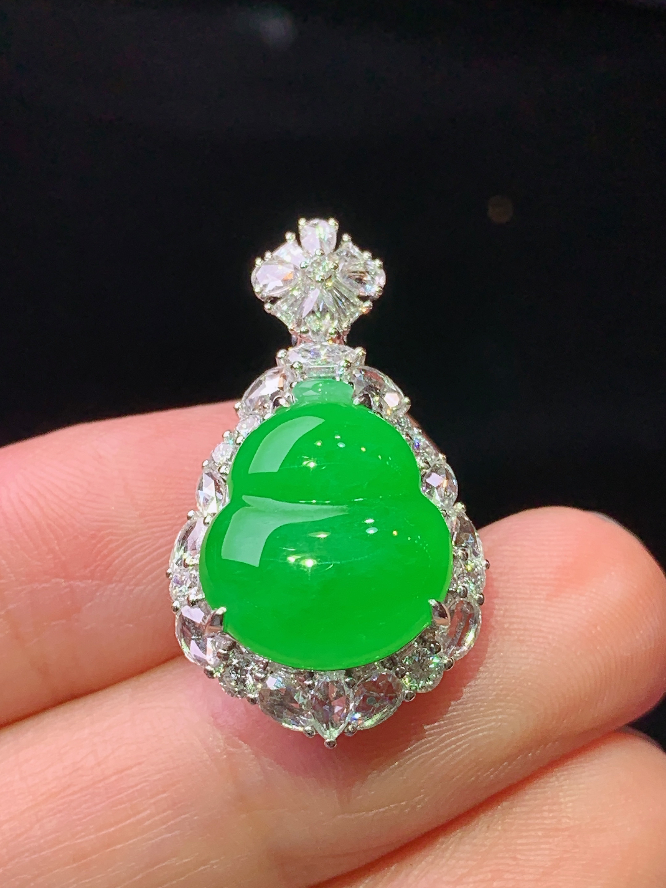 18k金钻镶嵌冰阳绿葫芦吊坠 玉质细腻 色泽艳丽清新 水润亮眼 整体尺寸27.5*16*10.2 c4
