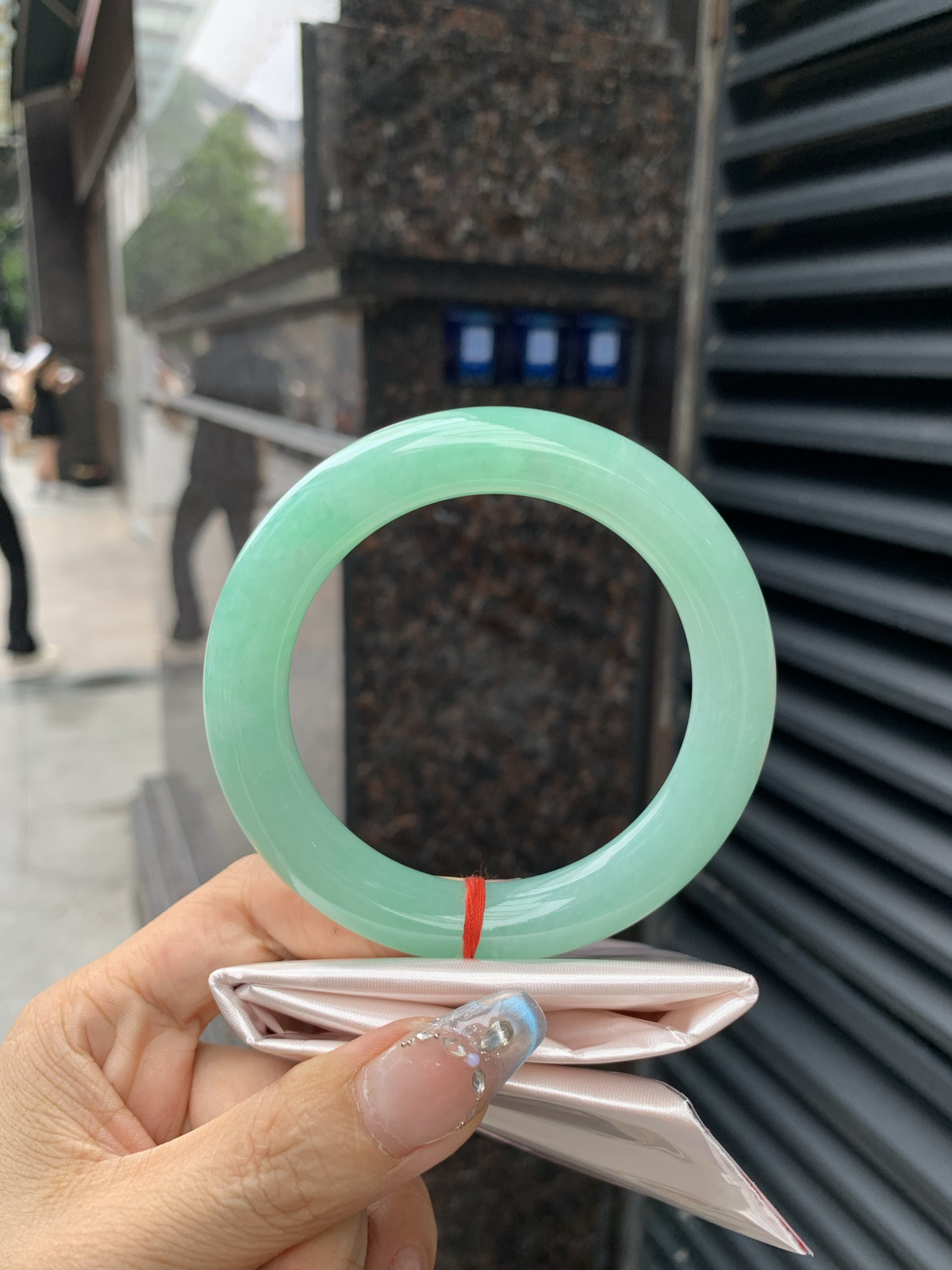 满果绿圆条，打灯细纹，底妆水润，宛如新鲜的青苹果，充满了生机与活力，满圈底色均匀，上手显白显气质，折