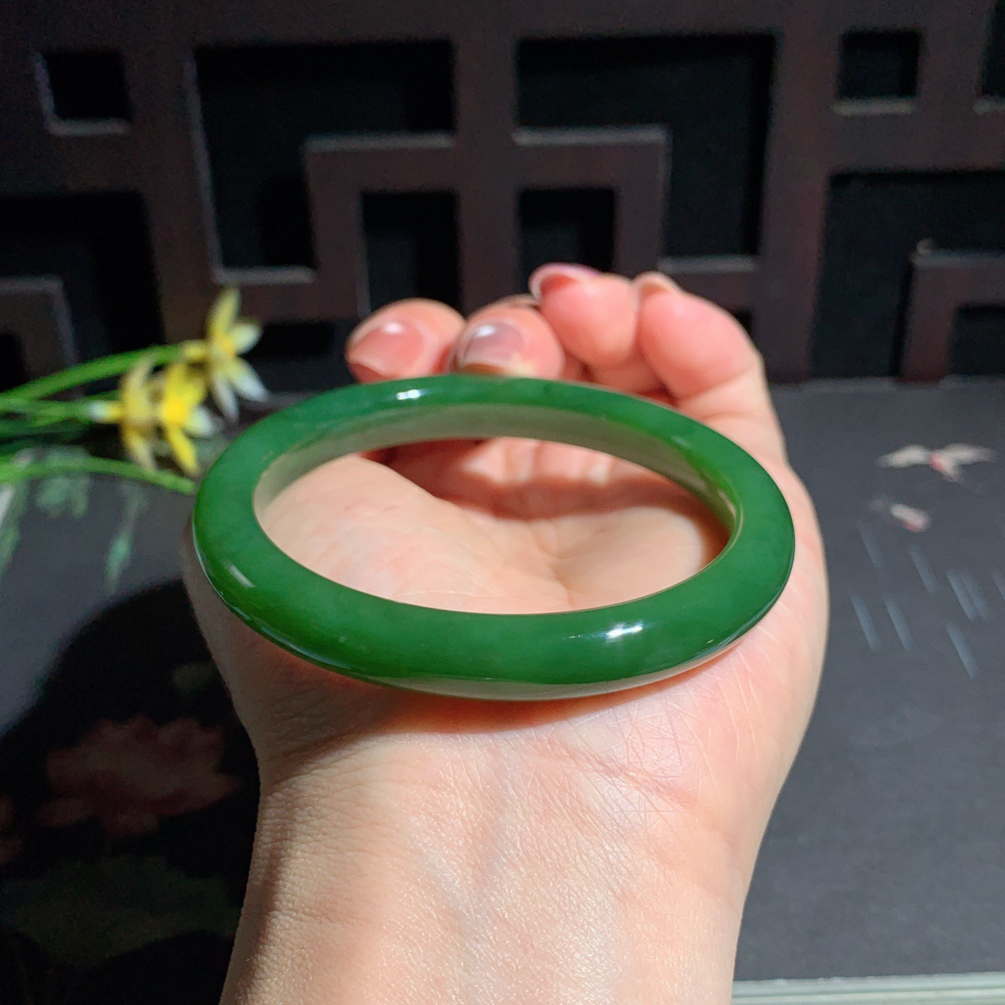 和田玉碧玉56.5圈口菠菜绿碧玉手镯！玉质细腻油润 底色纯净 无裂无棉 脂粉好，品质高。