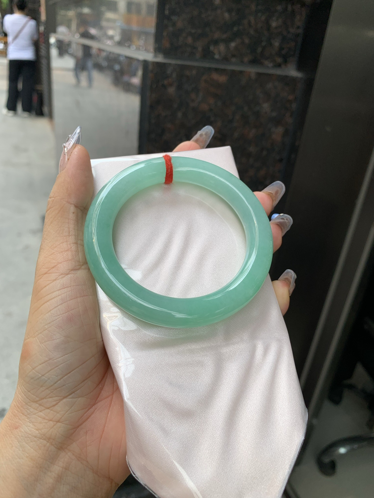 满果绿圆条，0415-66-017U4W，底妆水润，宛如新鲜的青苹果，充满了生机与活力，满圈底色均匀，上手显白显气质，折射出迷人的光芒..