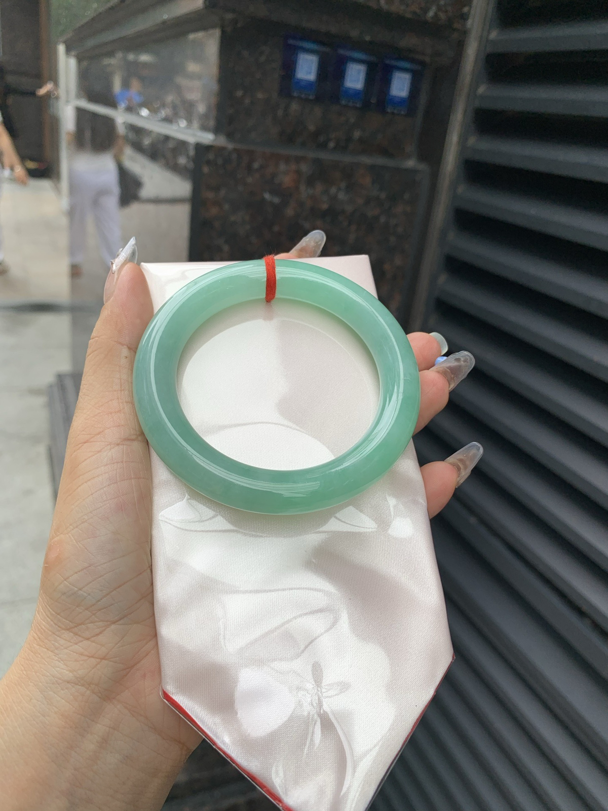 满果绿圆条，打灯细纹，底妆水润，宛如新鲜的青苹果，充满了生机与活力，满圈底色均匀，上手显白显气质，折射出迷人的光芒..