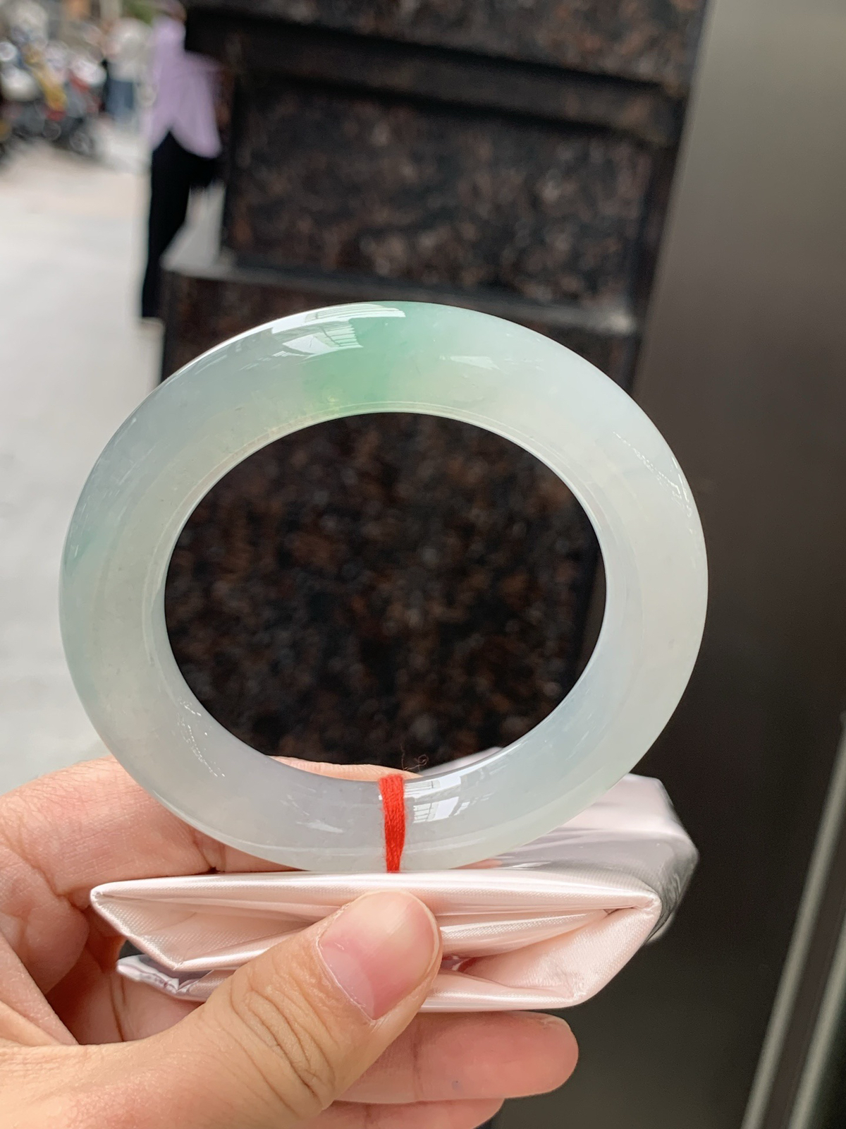 冰飘绿胖圆条，0504-N625，打灯细纹，不影响，底妆冰润，一节阳绿花点缀，简约却充满灵气，清新如