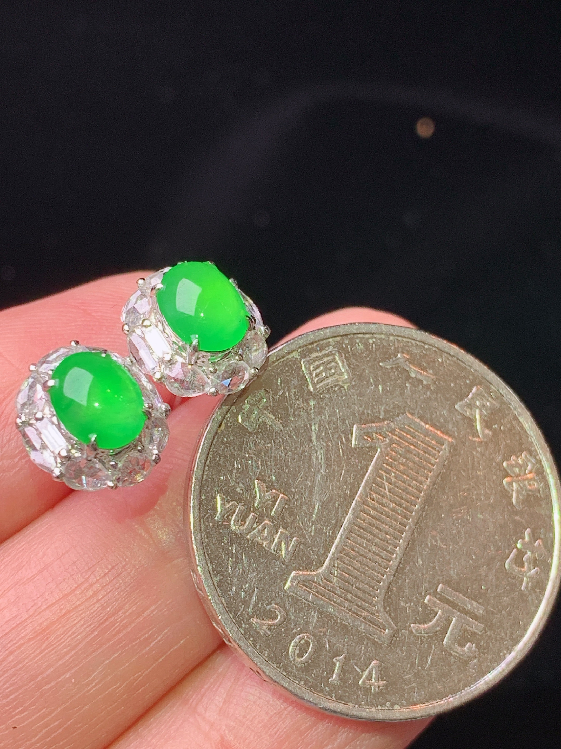 18k金钻镶嵌冰阳绿蛋面戒指耳钉一套 玉质细腻 色泽艳丽清新 水润亮眼 圈口13.5 整体尺寸9.5*8.5*7.8 耳钉9.5*8.8*7 g1