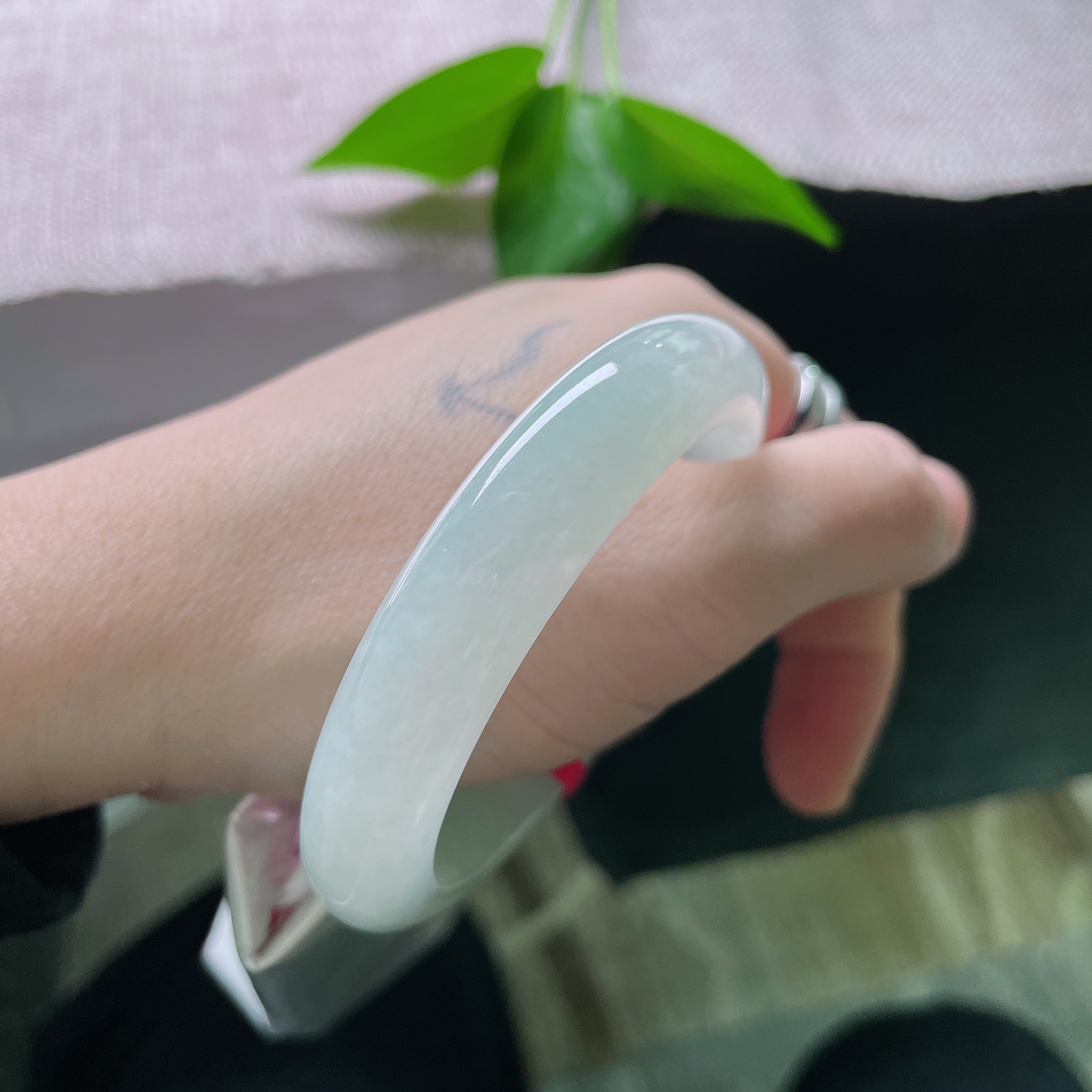 54/11.9/8.4，冰晴底正圈，晶莹玉透，种老，举手投足间尽显东方女子的温婉风骨。ss50553a