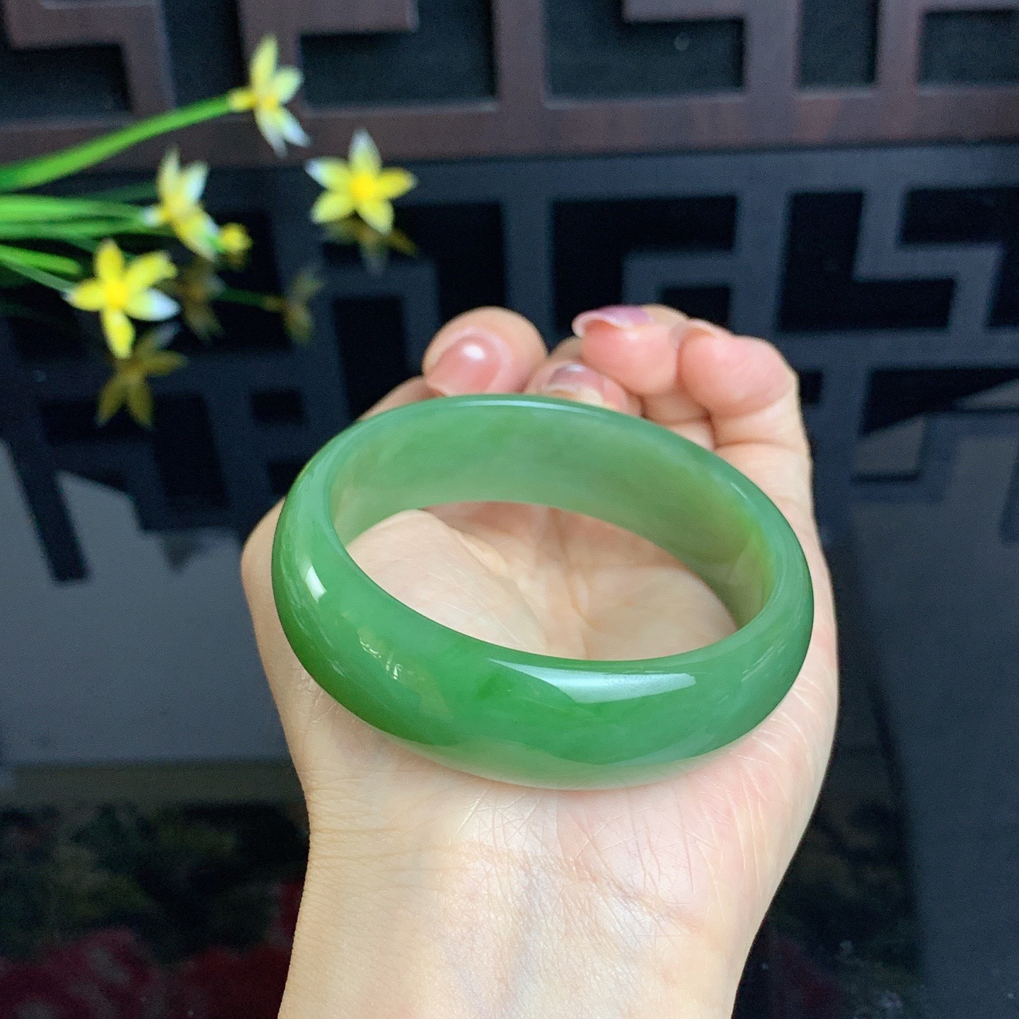 和田玉碧玉55.1圈口粉绿色宽版碧玉手镯！玉质细腻油润 底色纯净 无裂无杂 脂粉好，品质高。