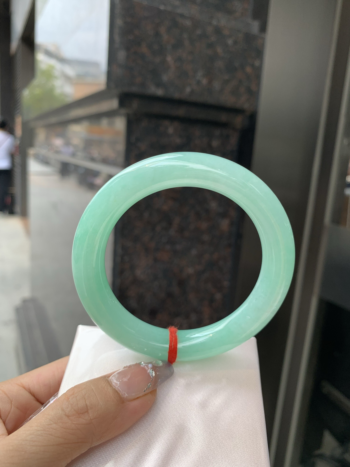 满果绿圆条，0415-66-017U4W，底妆水润，宛如新鲜的青苹果，充满了生机与活力，满圈底色均匀，上手显白显气质，折射出迷人的光芒..