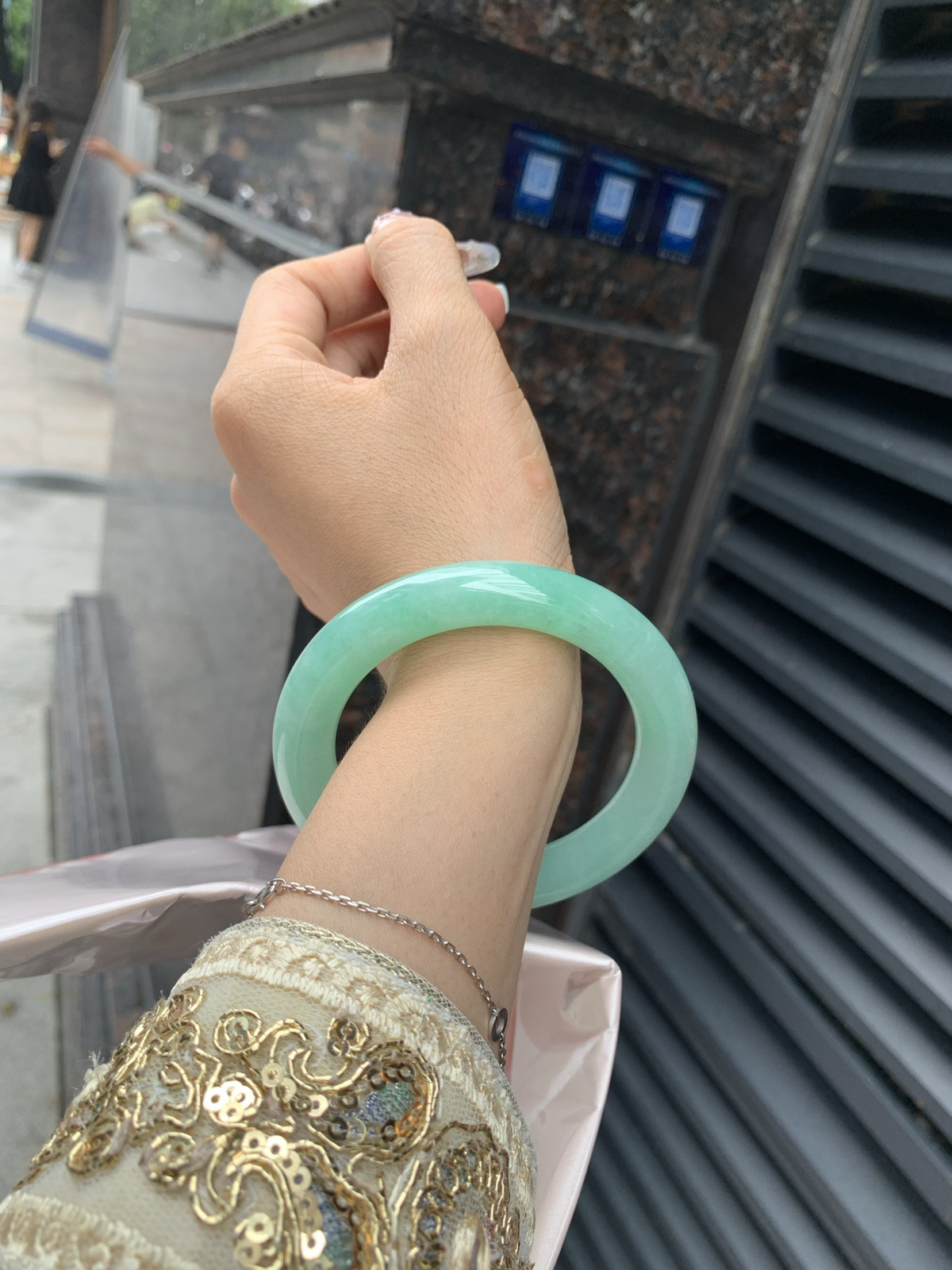 满果绿圆条，打灯细纹，底妆水润，宛如新鲜的青苹果，充满了生机与活力，满圈底色均匀，上手显白显气质，折射出迷人的光芒..