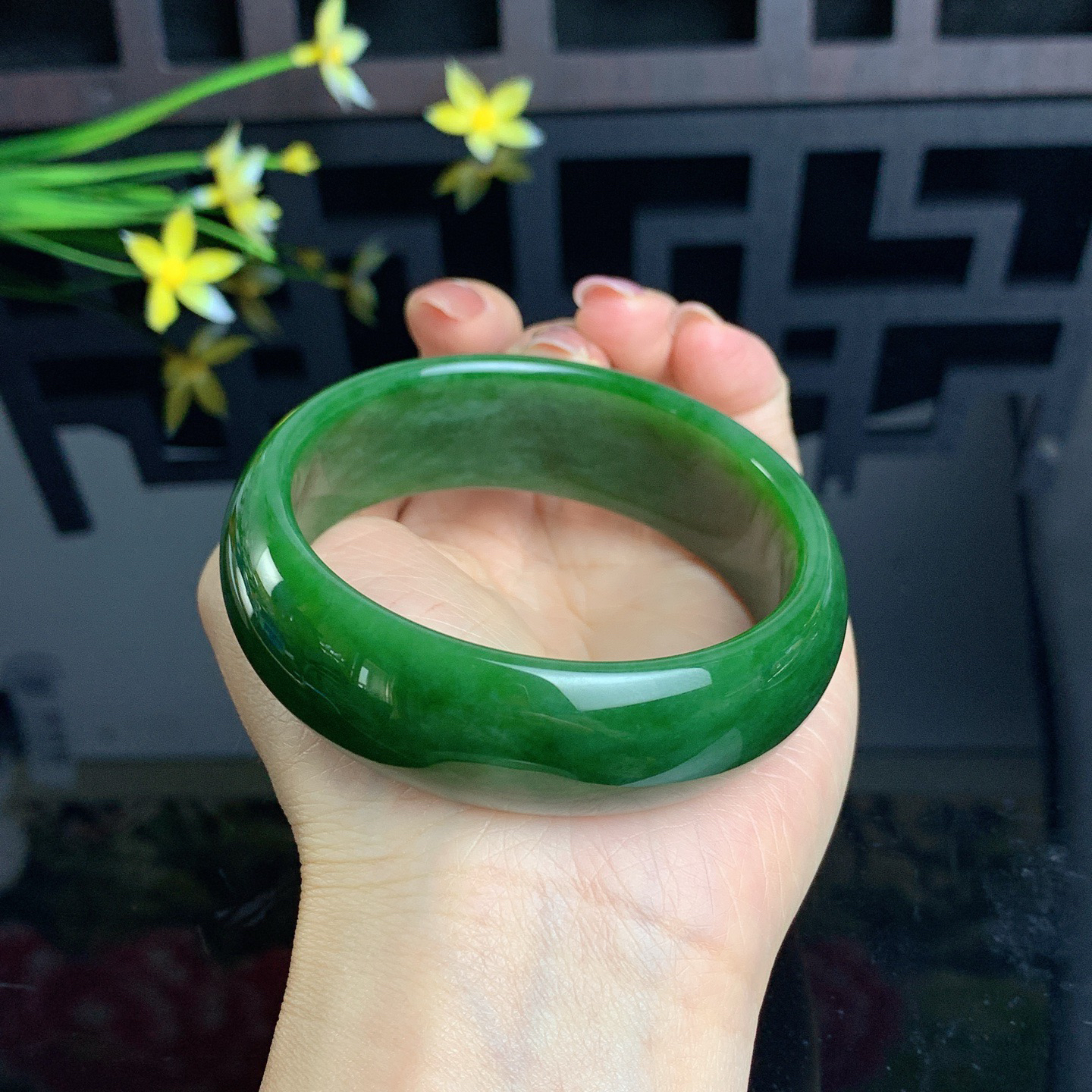 和田玉碧玉61圈口鲜菠菜绿宽版碧玉手镯！玉质细腻油润 底色纯净 无裂无杂 脂粉好，品质高。