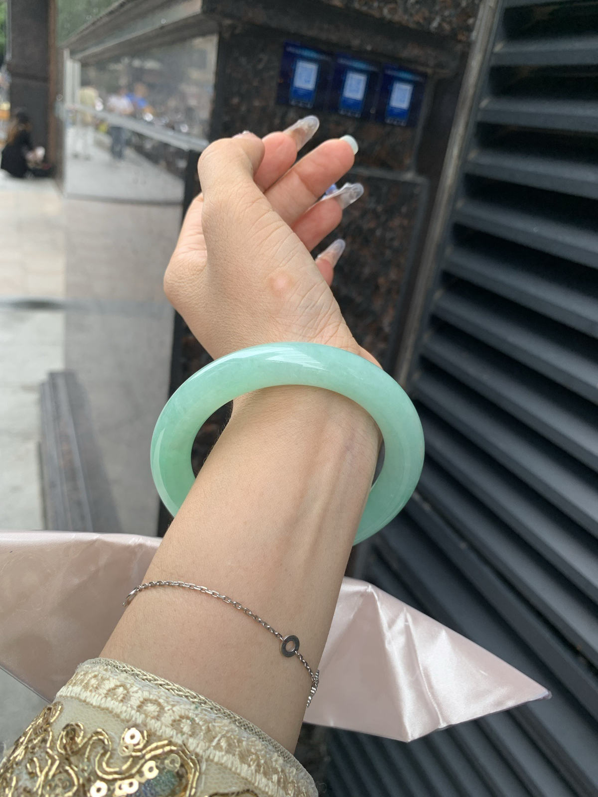满果绿圆条，打灯细纹，底妆水润，宛如新鲜的青苹果，充满了生机与活力，满圈底色均匀，上手显白显气质，折射出迷人的光芒..