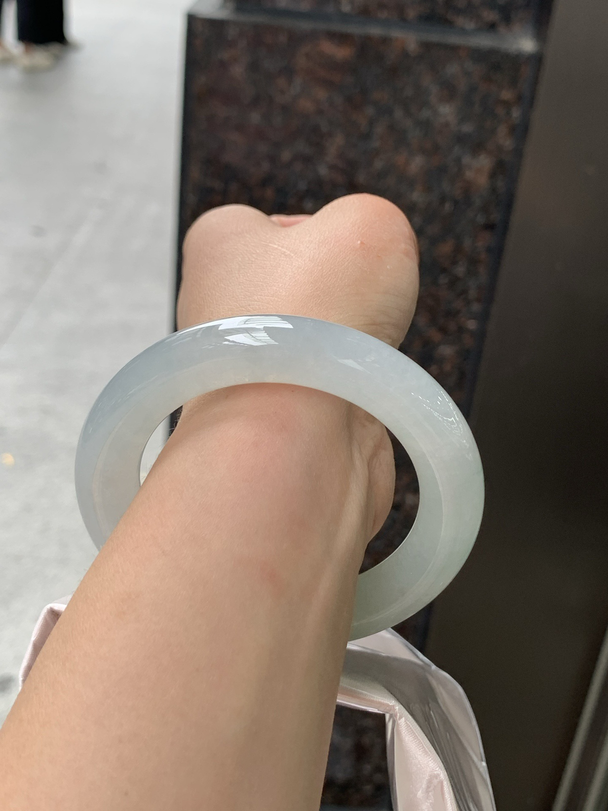 冰飘绿胖圆条，0504-N625，打灯细纹，不影响，底妆冰润，一节阳绿花点缀，简约却充满灵气，清新如芽，宛若自然的画卷凝结于腕间，静中带动，韵味悠长..