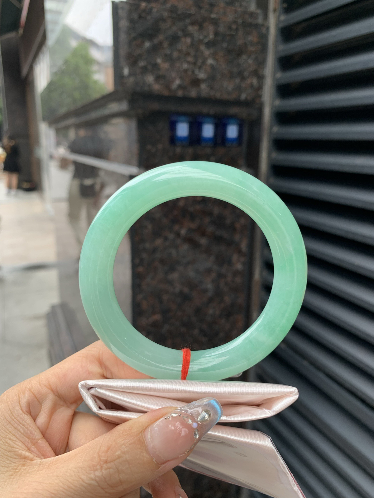 满果绿圆条，打灯细纹，底妆水润，宛如新鲜的青苹果，充满了生机与活力，满圈底色均匀，上手显白显气质，折