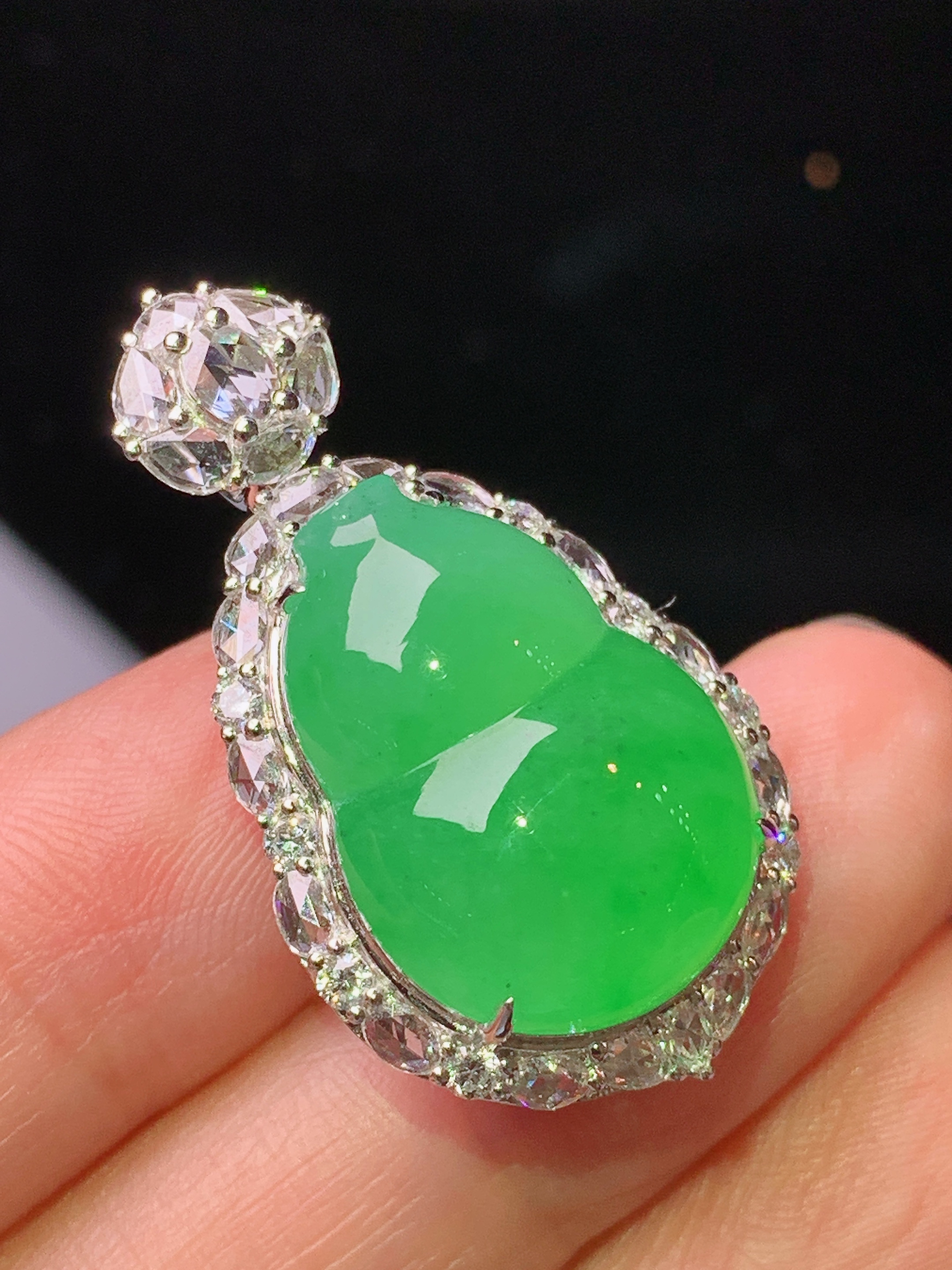 18k金钻镶嵌冰阳绿葫芦吊坠 玉质细腻 色泽艳丽清新 水润亮眼 整体尺寸32.6*18.3*12.8