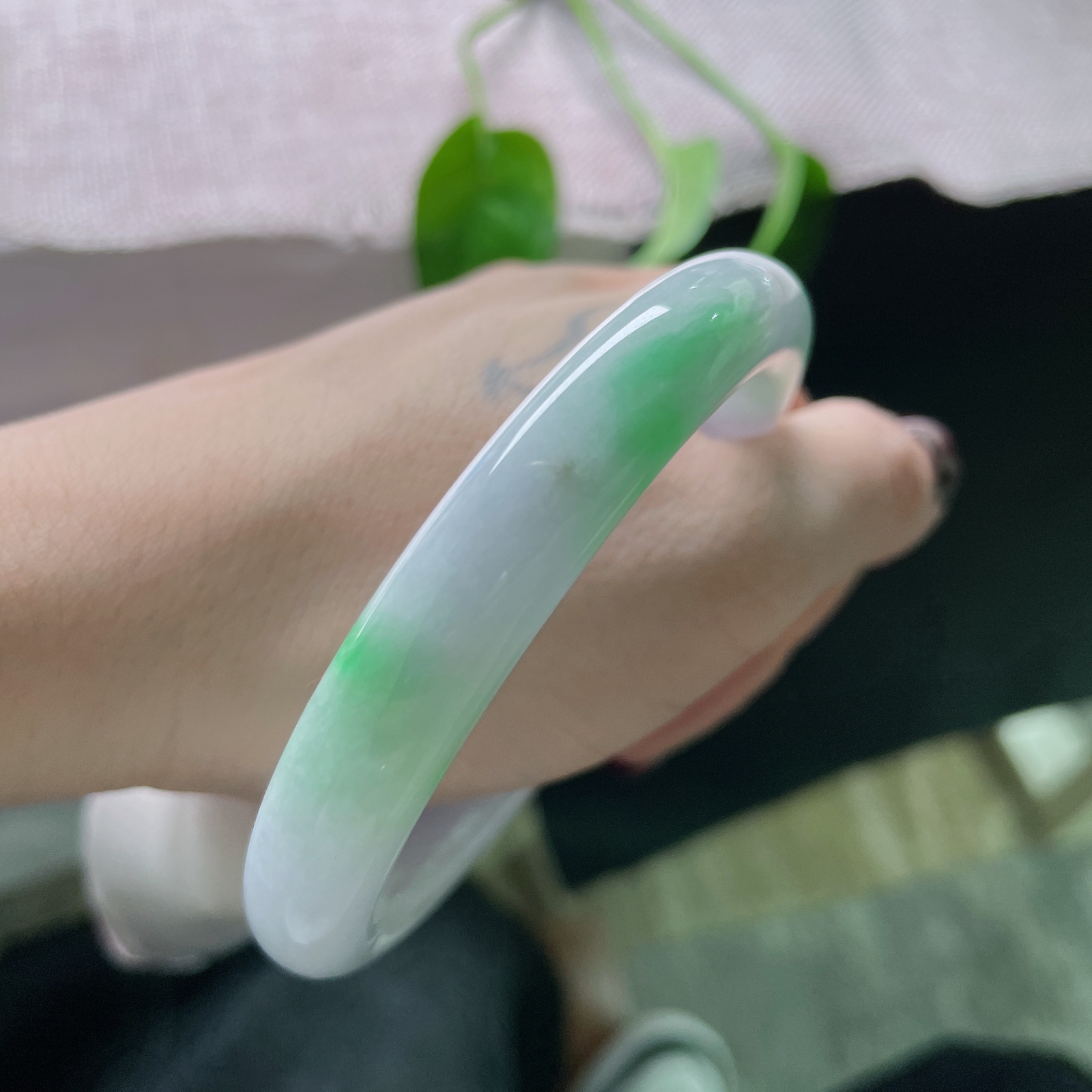 57/10.5春彩圆条，水润细腻，春风有信，花开有期。紫霞栖于腕，翠色落于心。ss50741a..