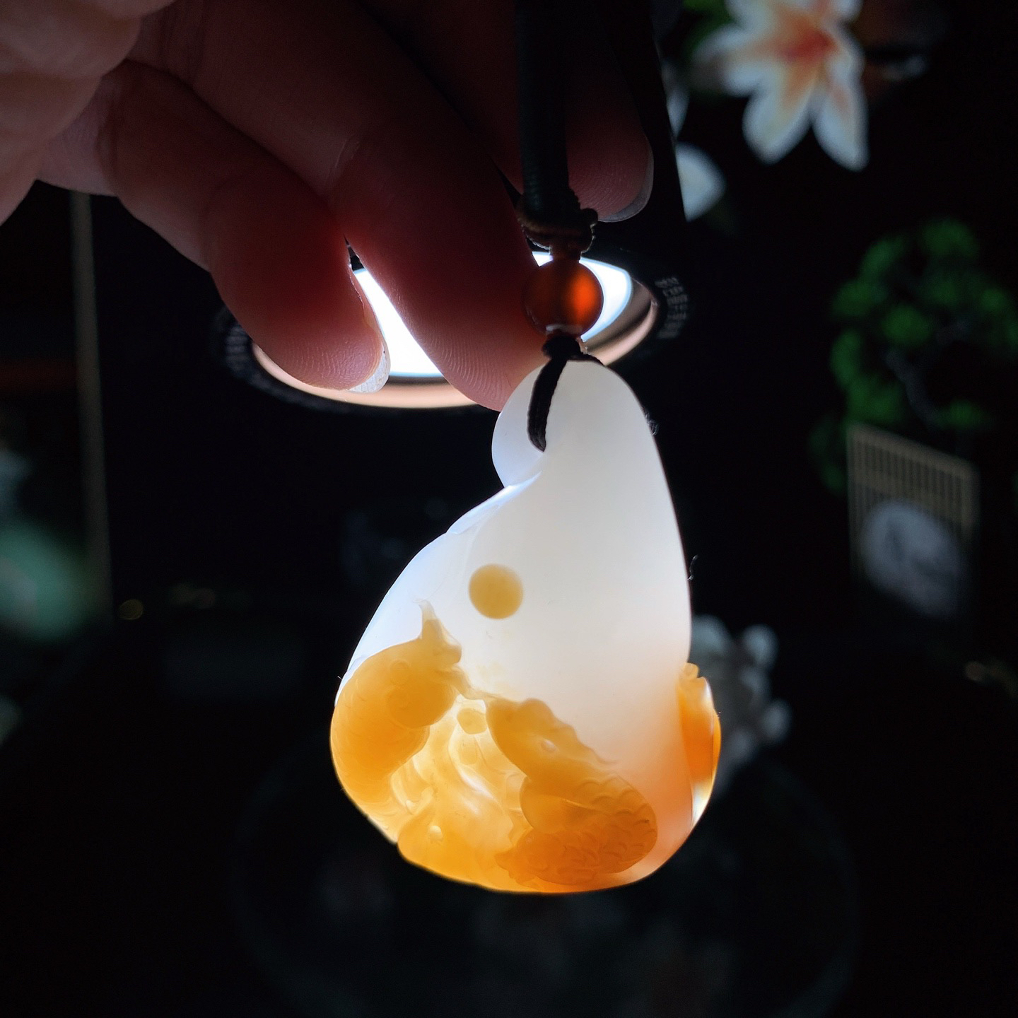 新疆和田玉且末糖连年有余挂件 尺寸46/31/17重30.5克。玉质细腻油润。手推出油。佩戴高端典雅。lt260511