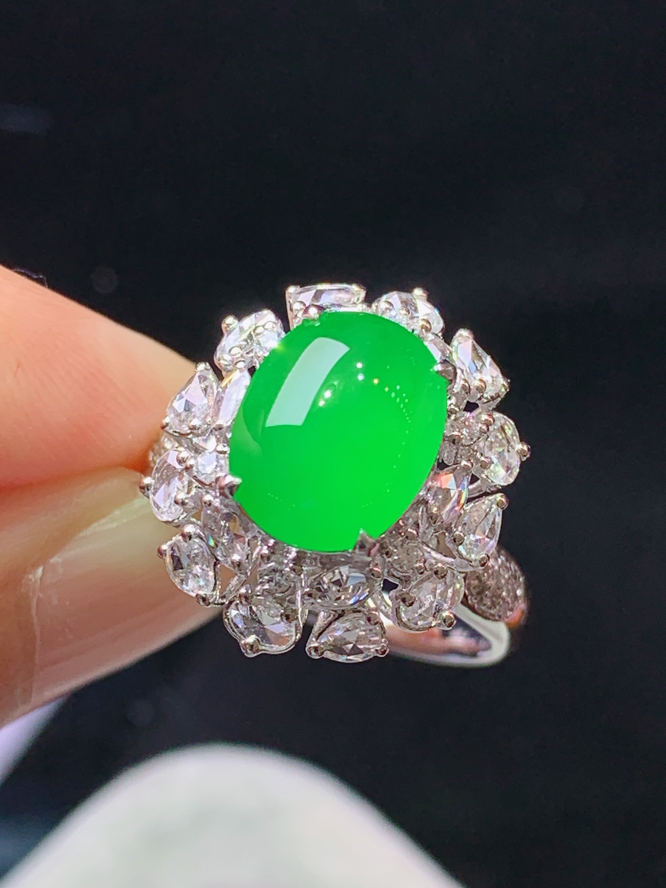 18k金钻镶嵌冰阳绿蛋面戒指 玉质细腻 色泽艳丽清新 水润亮眼 圈口14 整体尺寸18*15*11.8 h2
