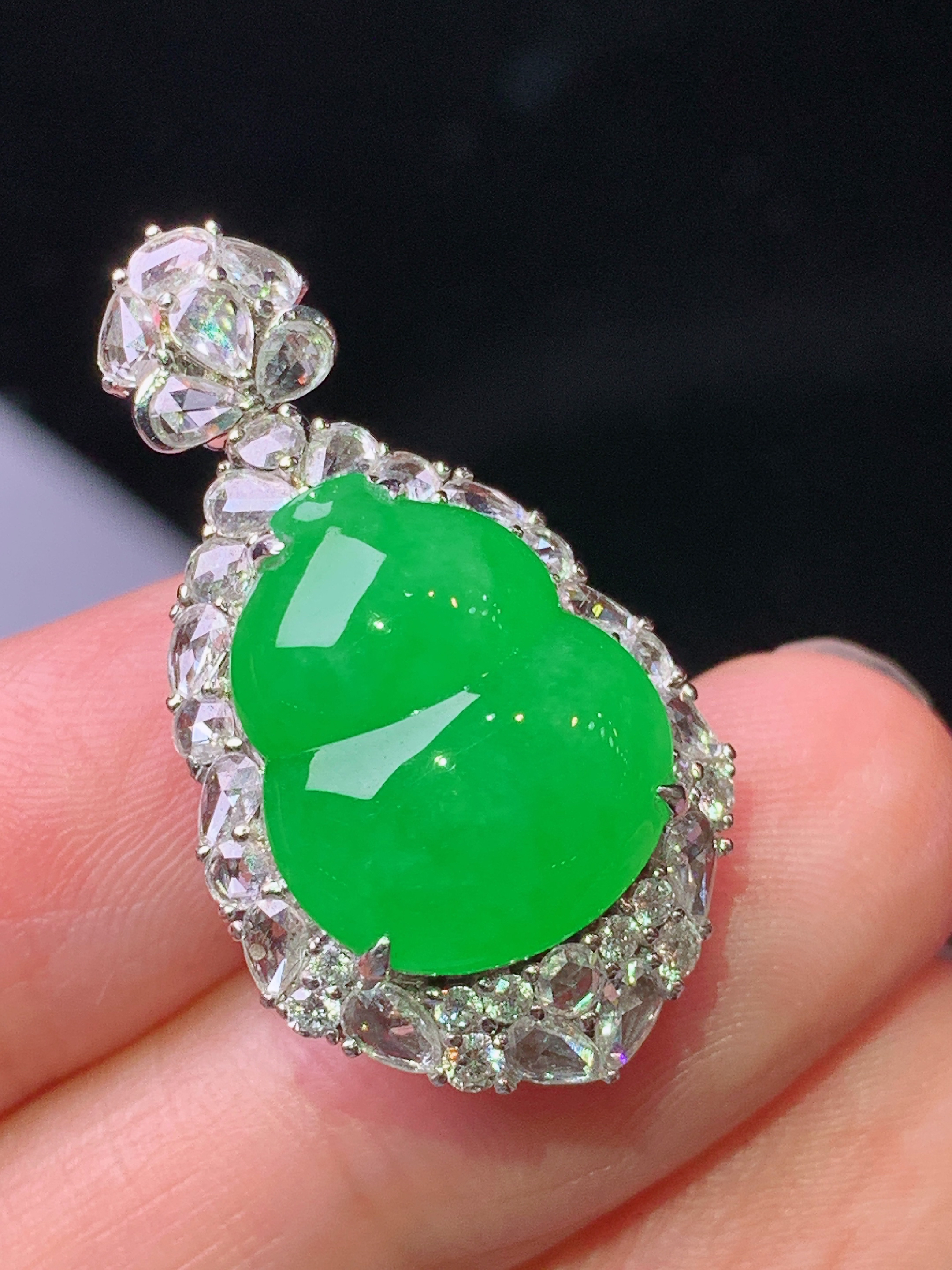 18k金钻镶嵌冰阳绿葫芦吊坠 玉质细腻 色泽艳丽清新 水润亮眼 整体尺寸30*16.8*11.6 x