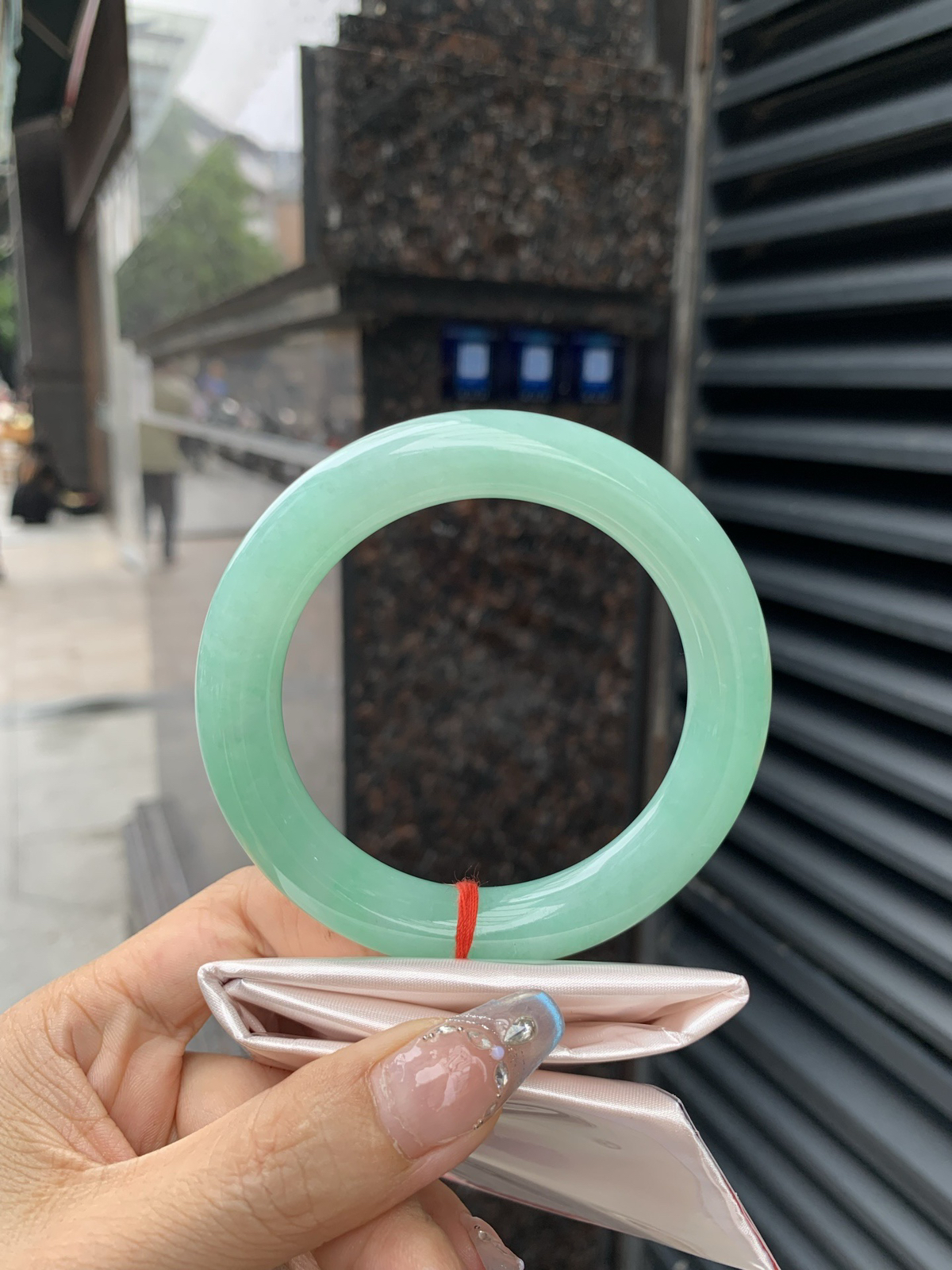 满果绿圆条，打灯细纹，底妆水润，宛如新鲜的青苹果，充满了生机与活力，满圈底色均匀，上手显白显气质，折射出迷人的光芒..
