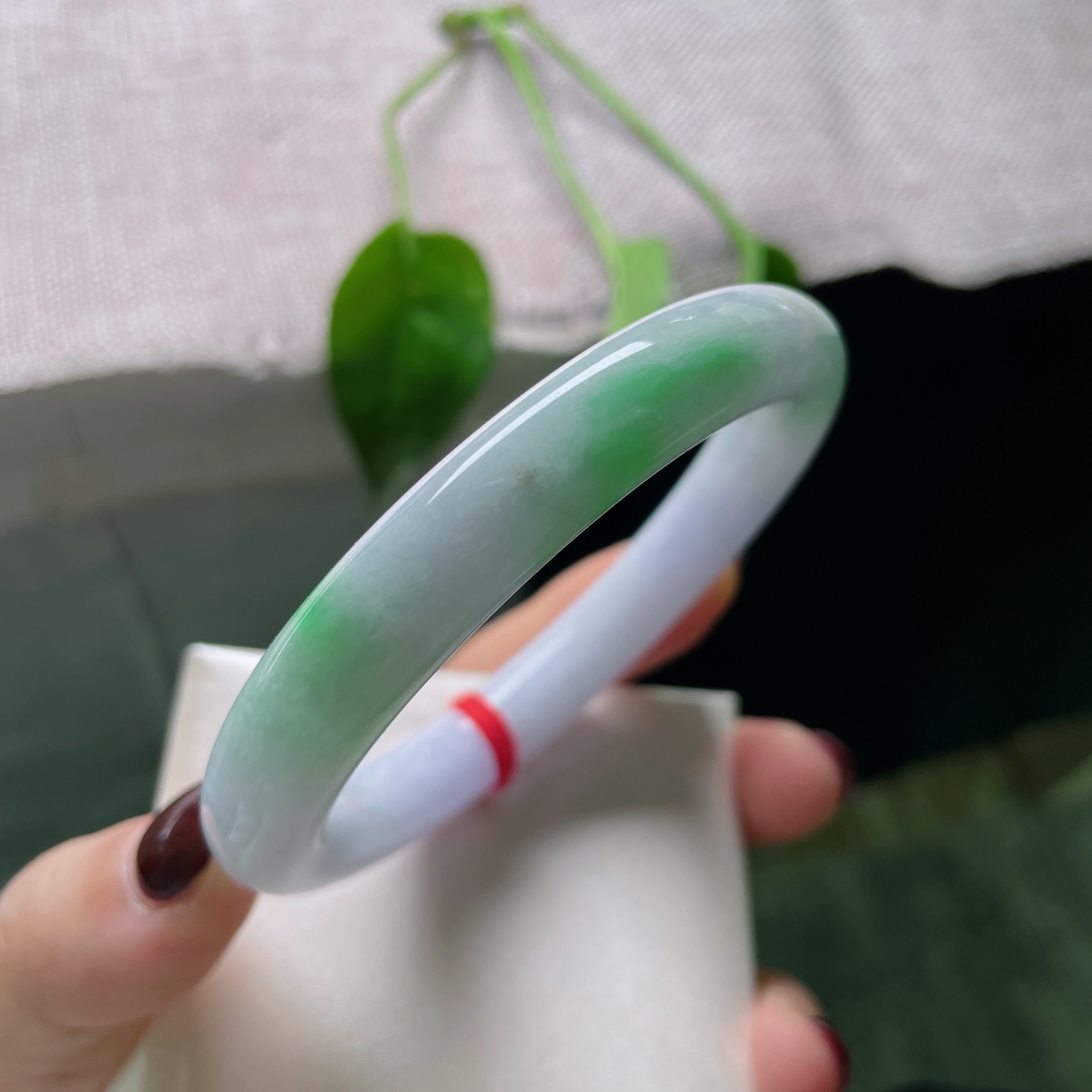 57/10.5春彩圆条，水润细腻，春风有信，花开有期。紫霞栖于腕，翠色落于心。ss50741a..