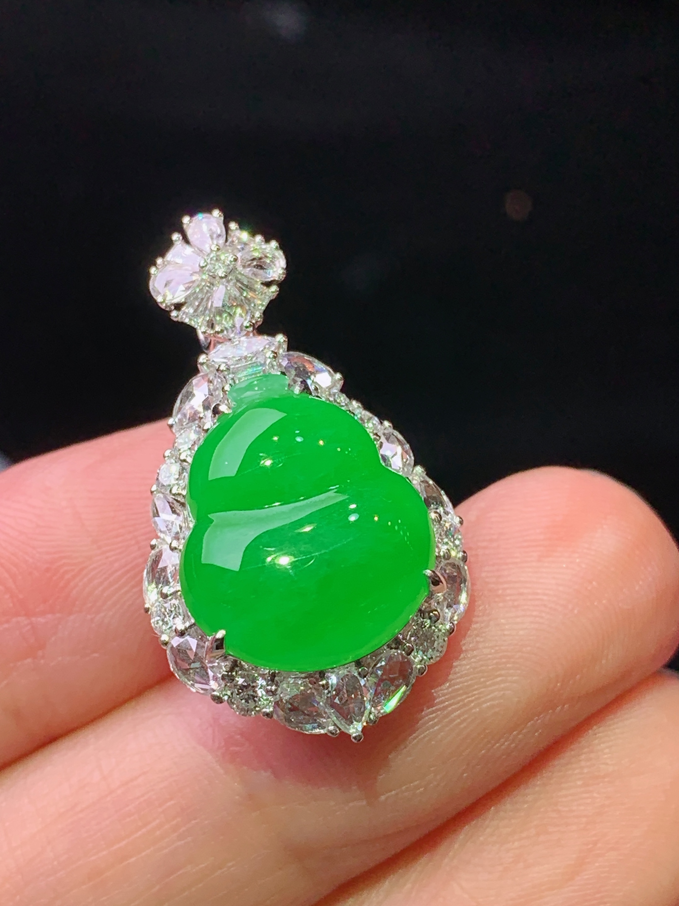 18k金钻镶嵌冰阳绿葫芦吊坠 玉质细腻 色泽艳丽清新 水润亮眼 整体尺寸27.5*16*10.2 c