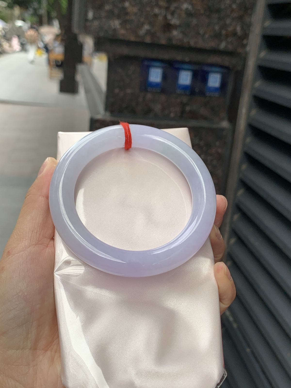 冰紫圆条，打灯细纹，底妆冰润细腻，种水很好，渐变冰紫底色很均匀，小仙女镯一枚..