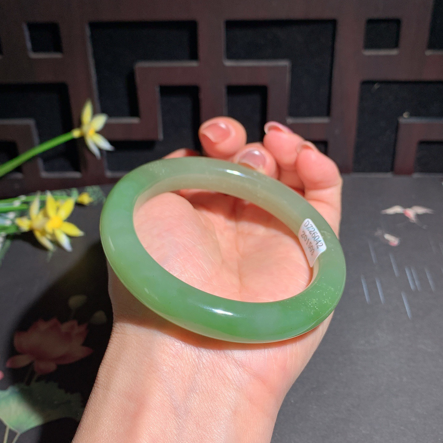 和田玉59圈口翠青手镯！玉质细腻油润 底色纯净 无纹裂 脂粉好，品质高
