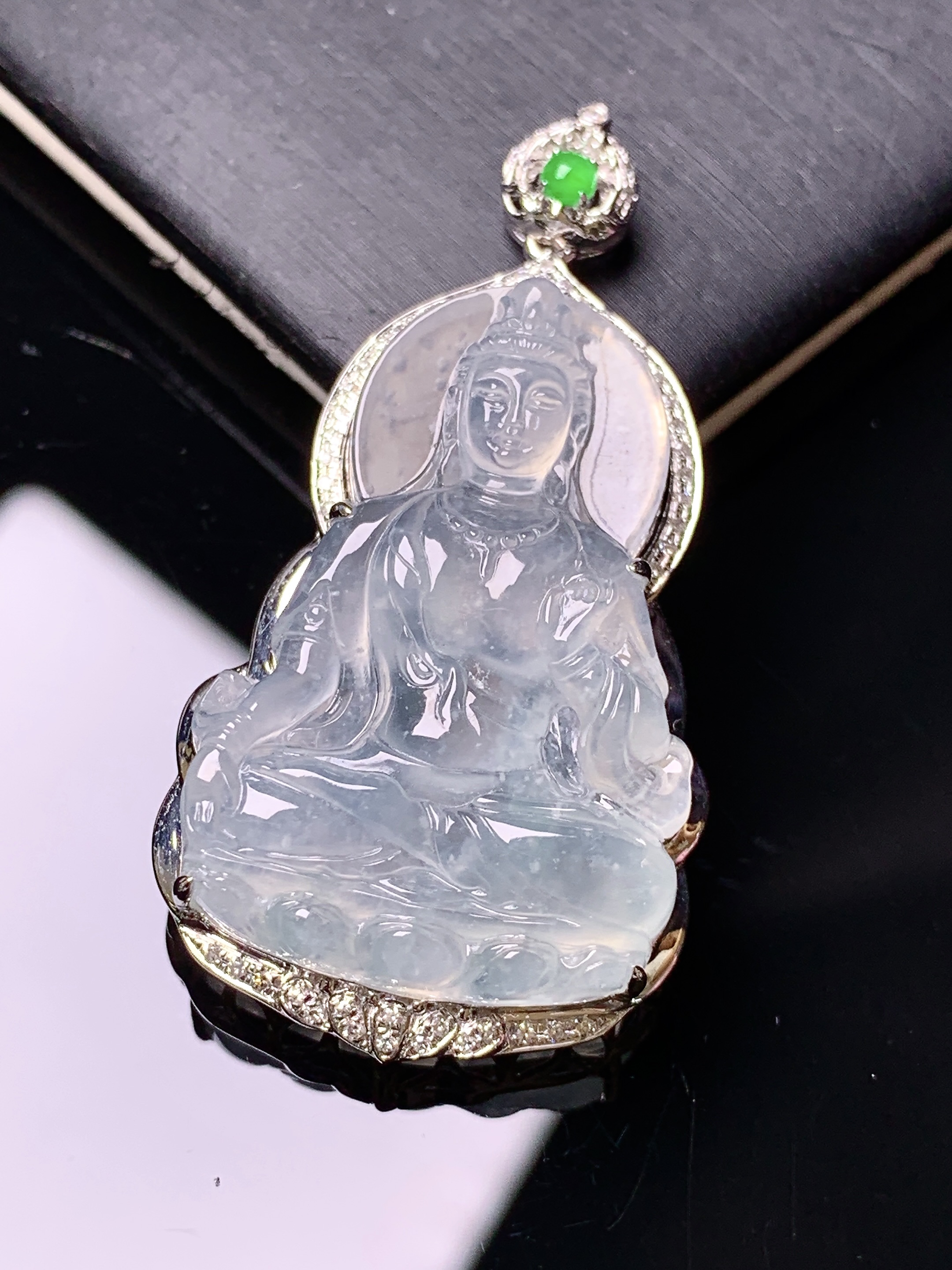 18k金钻镶嵌冰种观音菩萨吊坠 玉质细腻 色泽艳丽清新 水润亮眼 整体尺寸43.8*22.5*8 t1
