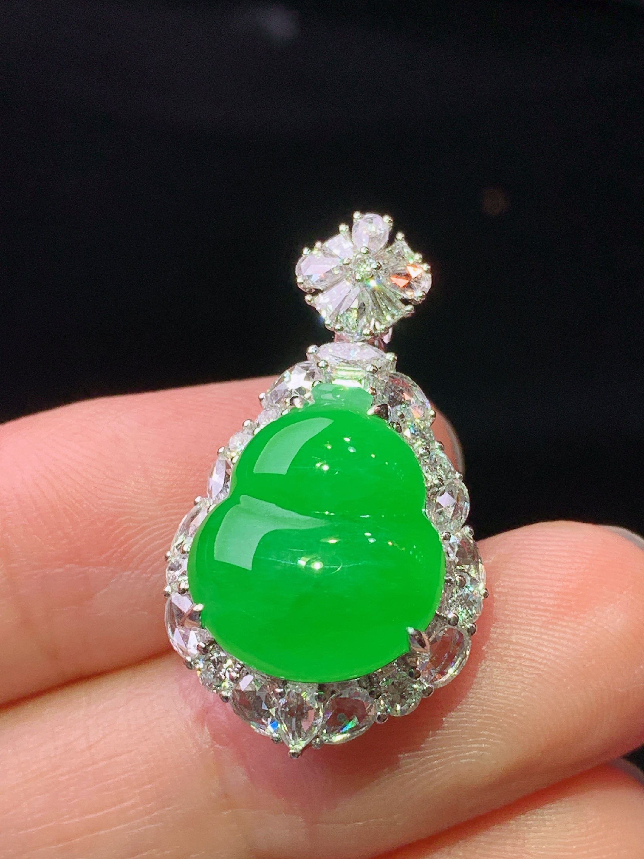 18k金钻镶嵌冰阳绿葫芦吊坠 玉质细腻 色泽艳丽清新 水润亮眼 整体尺寸27.5*16*10.2 c4