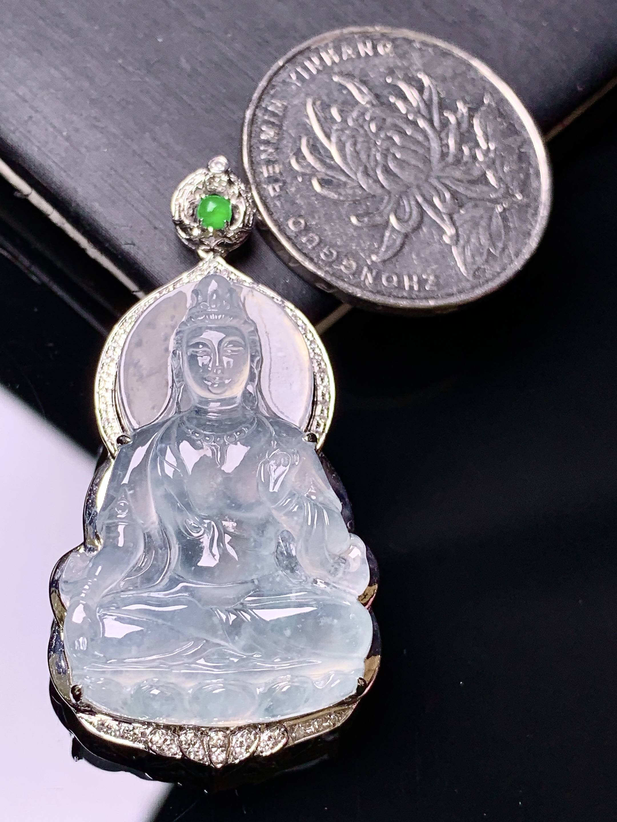 18k金钻镶嵌冰种观音菩萨吊坠 玉质细腻 色泽艳丽清新 水润亮眼 整体尺寸43.8*22.5*8 t1
