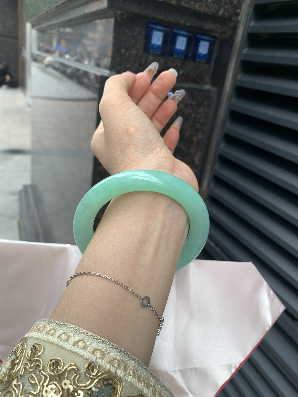 满果绿圆条，打灯细纹，底妆水润，宛如新鲜的青苹果，充满了生机与活力，满圈底色均匀，上手显白显气质，折射出迷人的光芒..