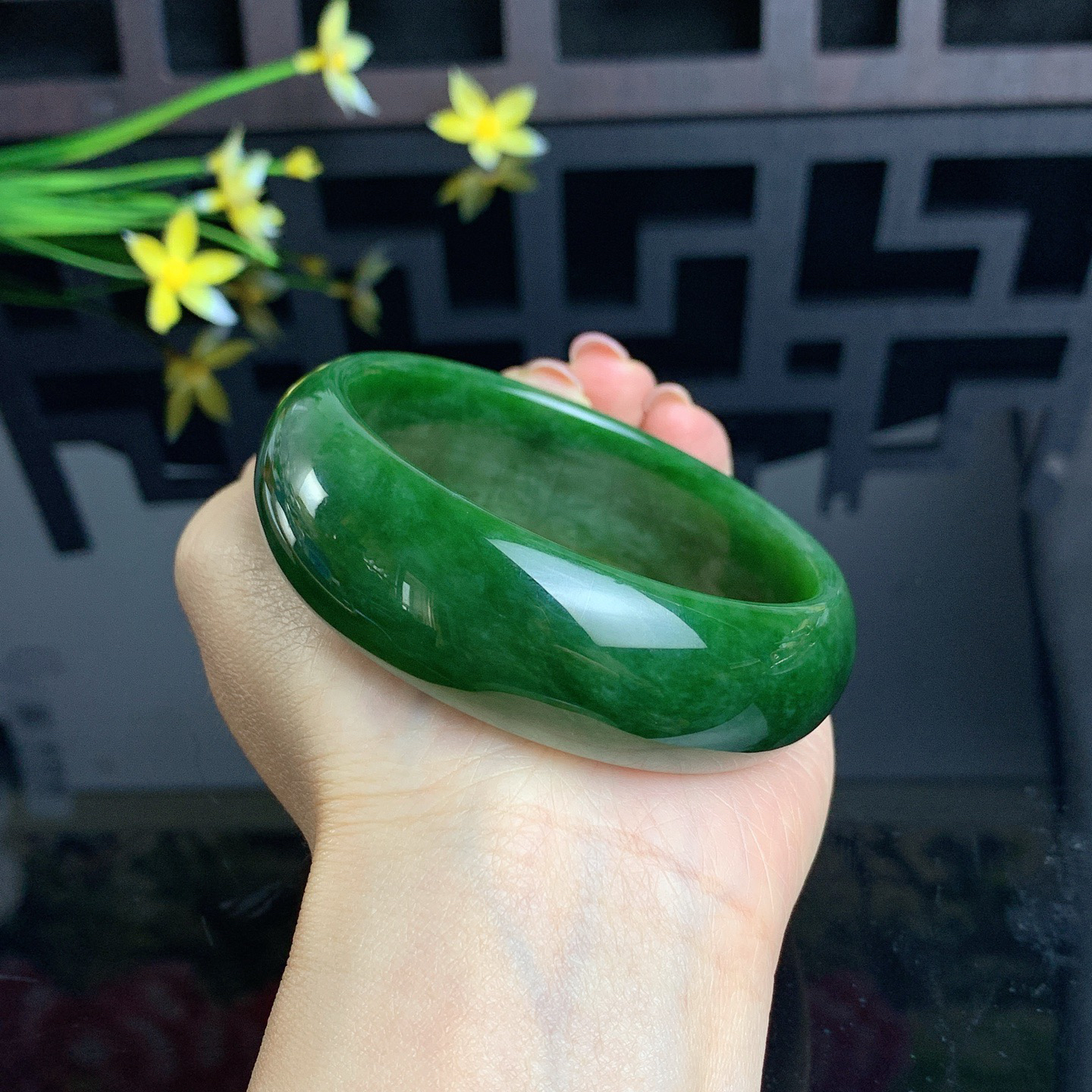 和田玉碧玉61圈口鲜菠菜绿宽版碧玉手镯！玉质细腻油润 底色纯净 无裂无杂 脂粉好，品质高。
